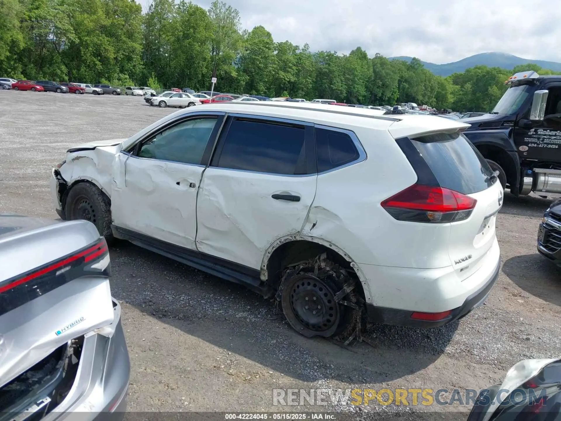 3 Photograph of a damaged car JN8AT2MT6LW036325 NISSAN ROGUE 2020