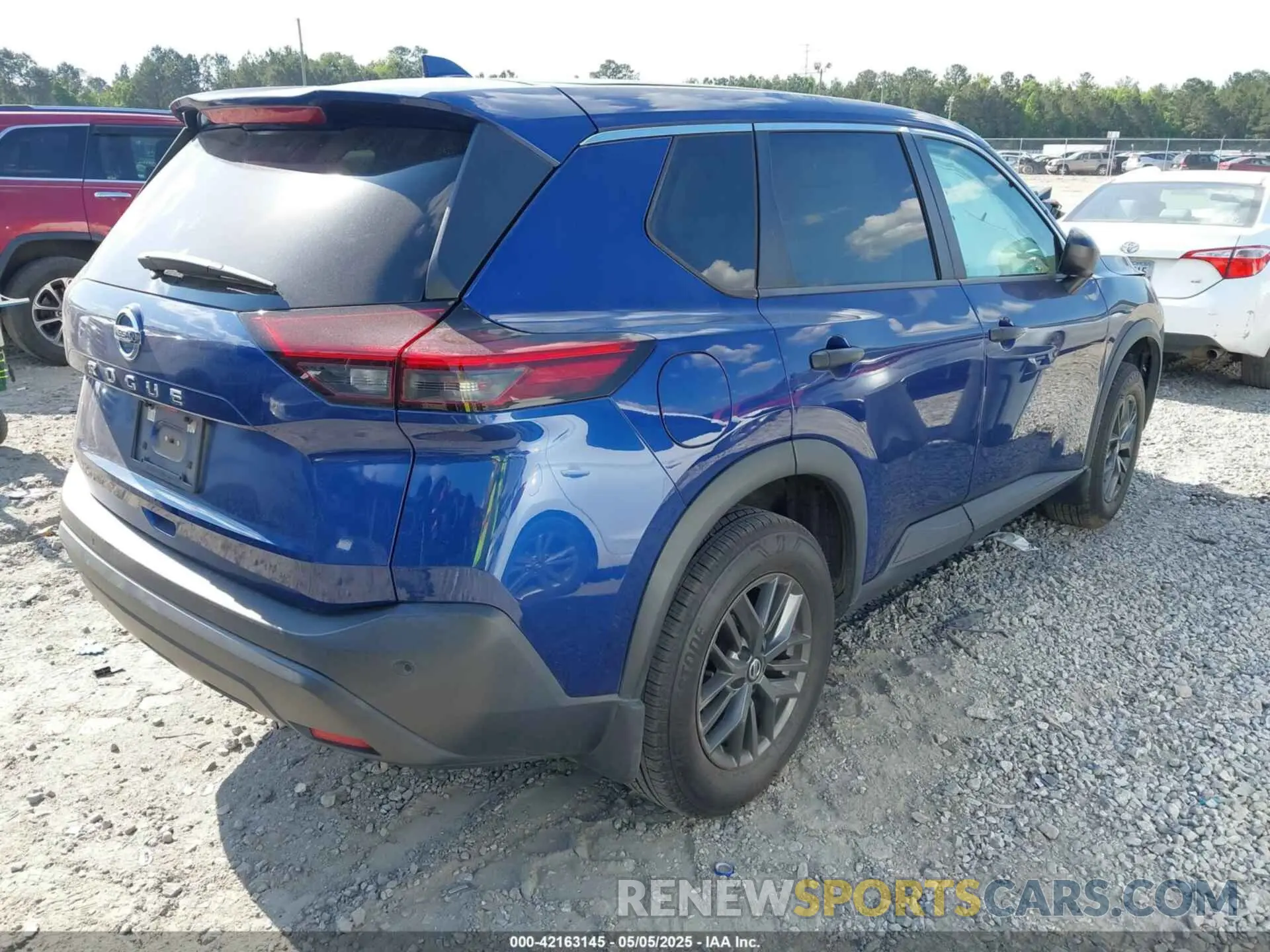 4 Photograph of a damaged car 5N1AT3AA1MC835660 NISSAN ROGUE 2021