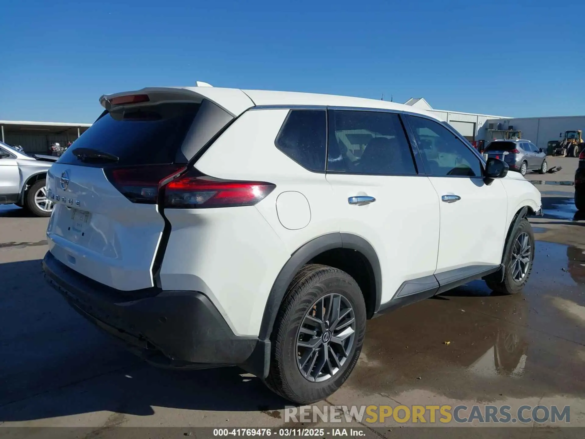 4 Photograph of a damaged car 5N1AT3AA5MC828775 NISSAN ROGUE 2021
