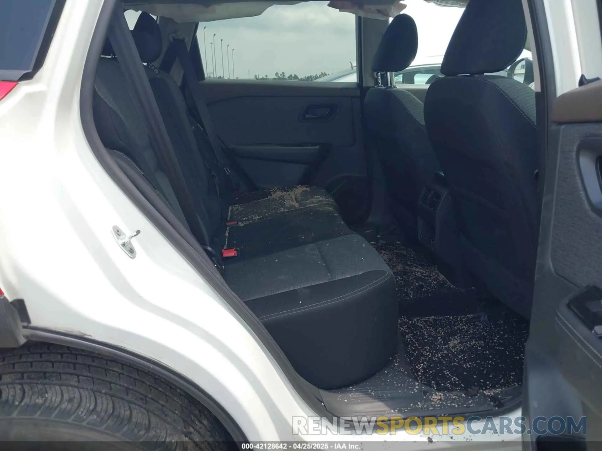 8 Photograph of a damaged car 5N1BT3AA2NC714237 NISSAN ROGUE 2022