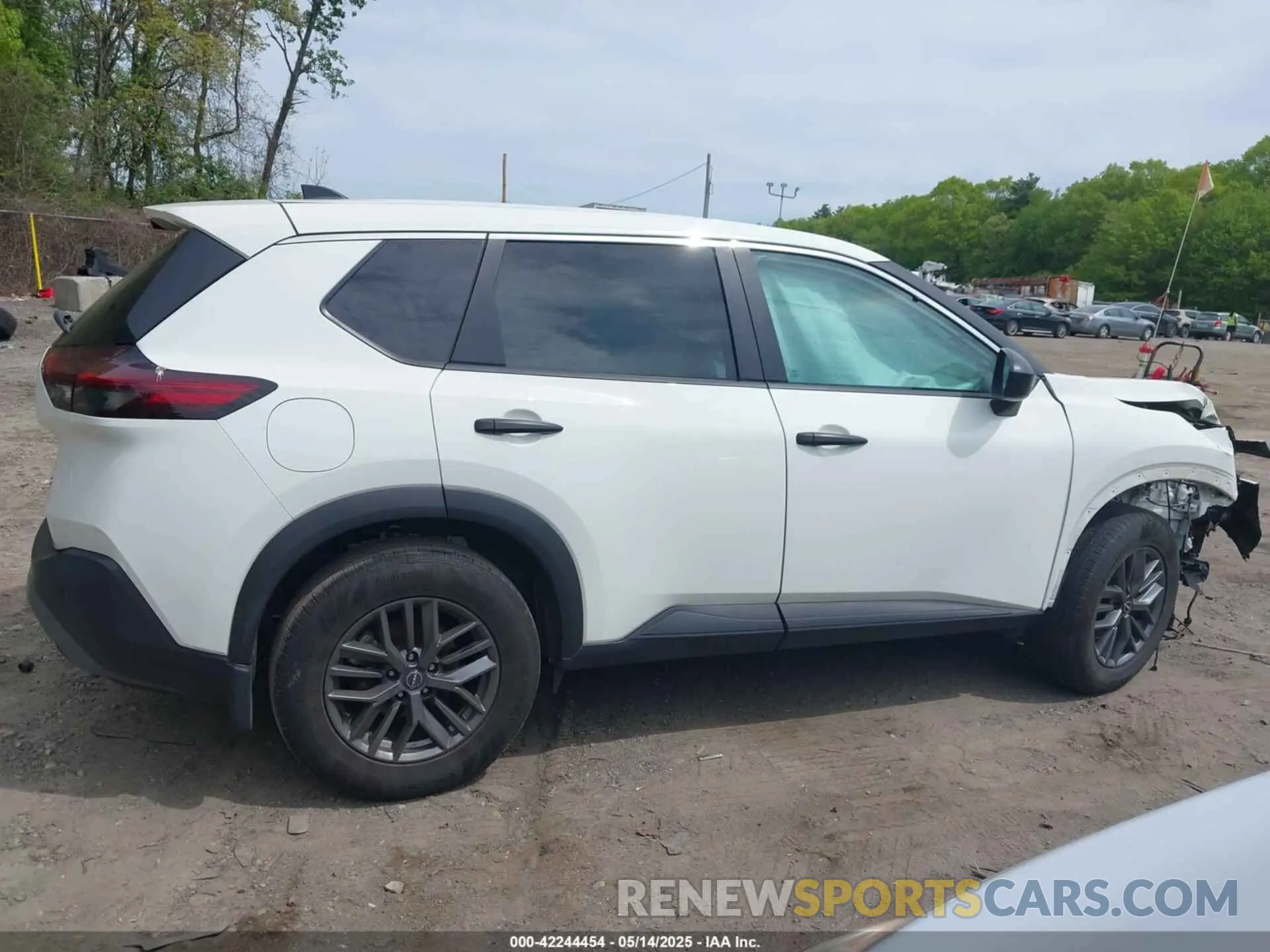 13 Photograph of a damaged car 5N1BT3AB8NC707270 NISSAN ROGUE 2022