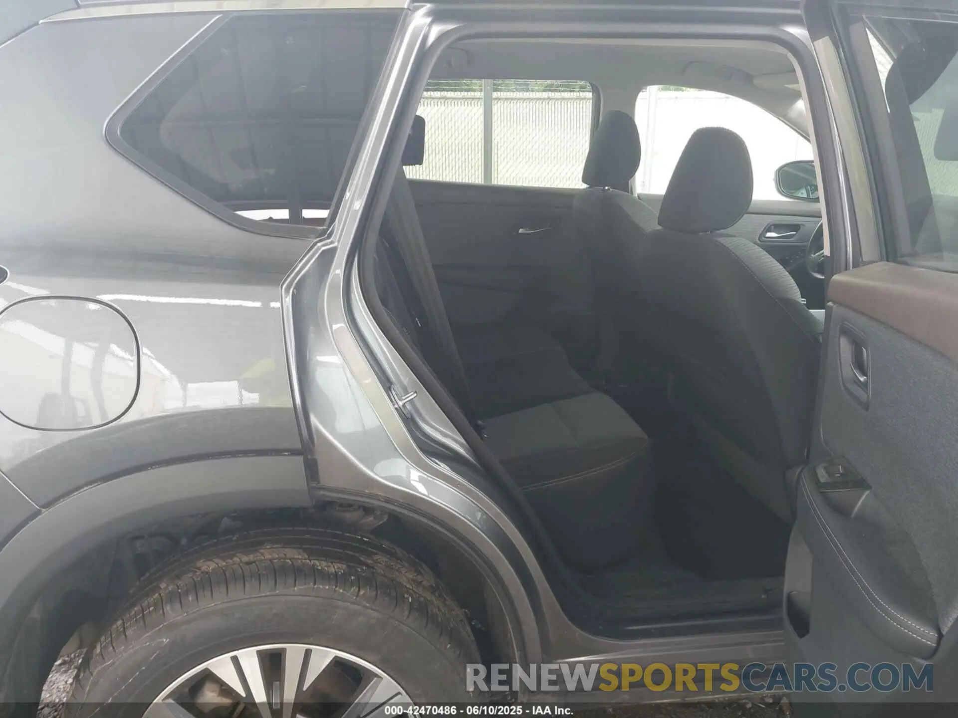 8 Photograph of a damaged car 5N1BT3BB1NC727293 NISSAN ROGUE 2022