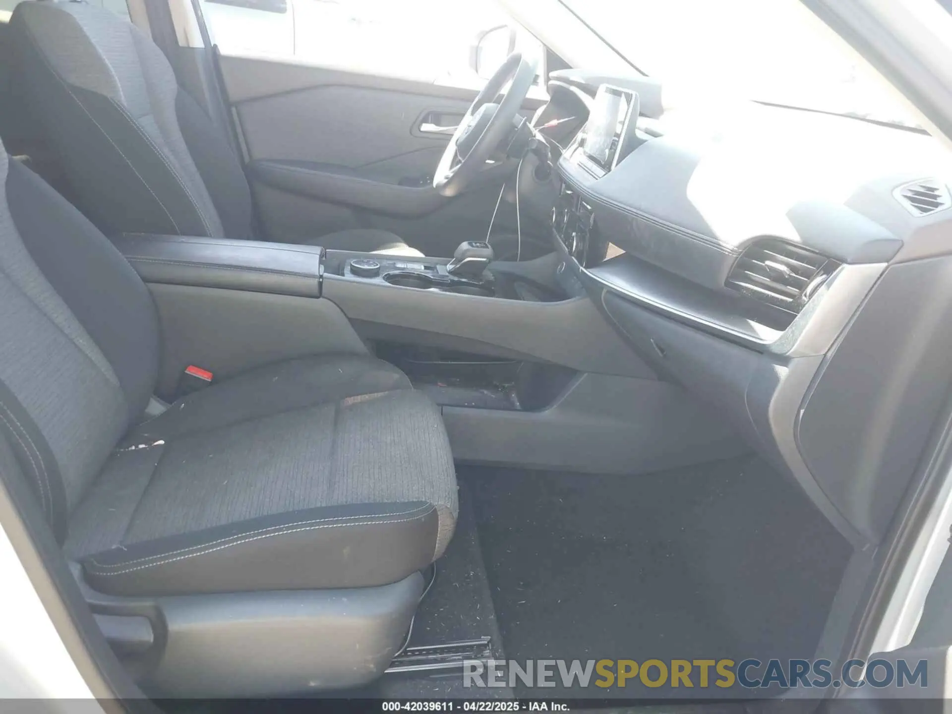 5 Photograph of a damaged car 5N1BT3BB8NC674415 NISSAN ROGUE 2022