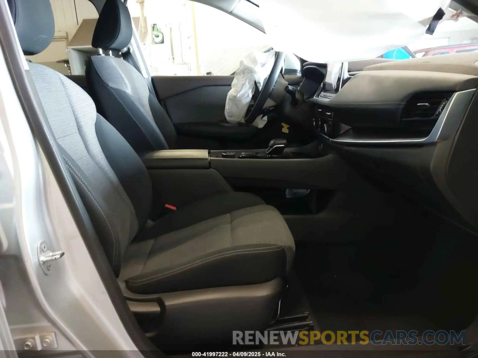 5 Photograph of a damaged car 5N1BT3BB8NC689562 NISSAN ROGUE 2022