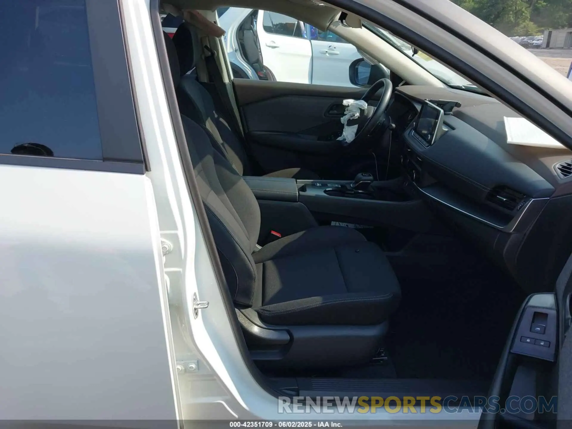 5 Photograph of a damaged car 5N1BT3AA2PC944752 NISSAN ROGUE 2023