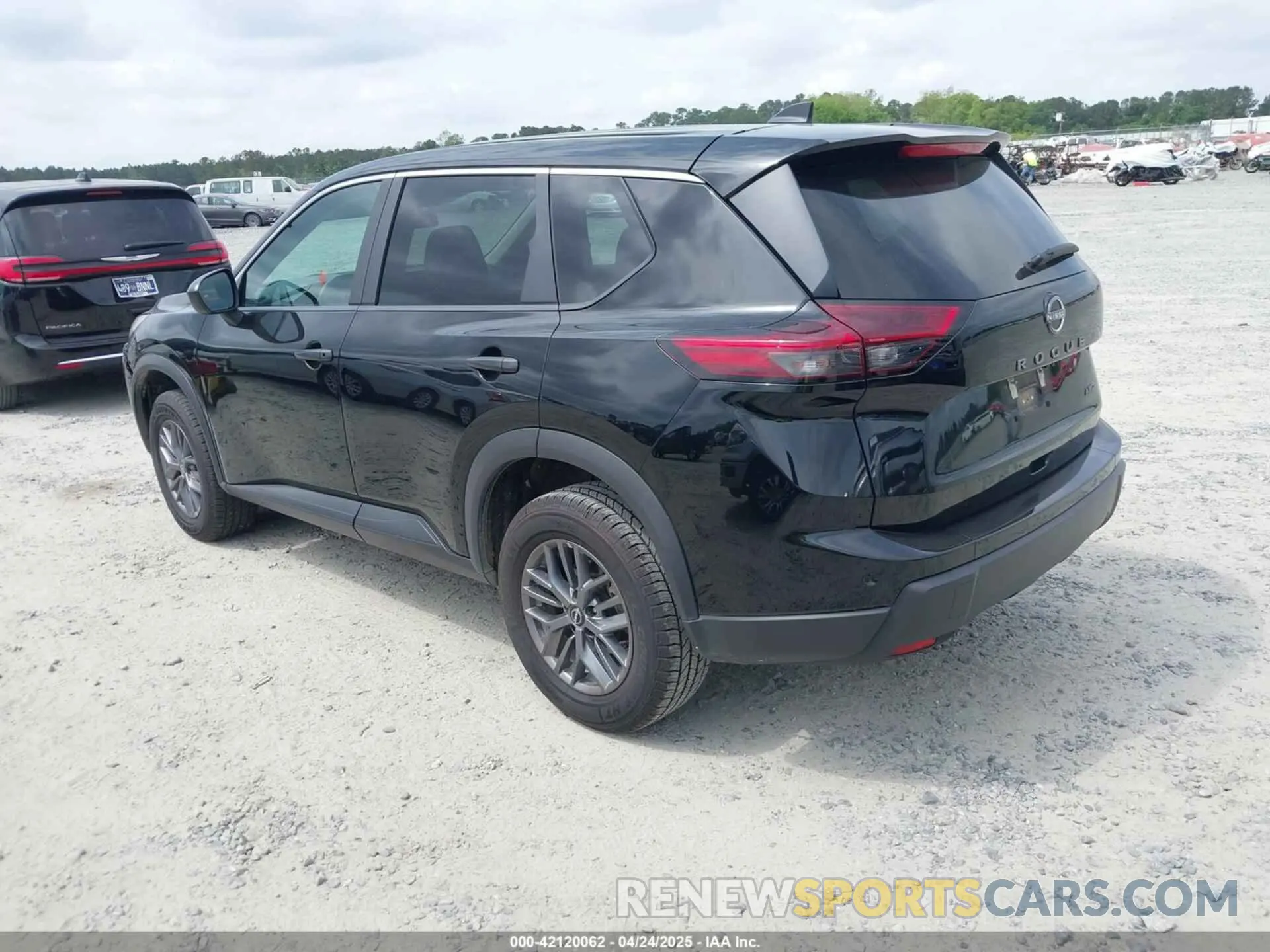 3 Photograph of a damaged car 5N1BT3AB4RC682325 NISSAN ROGUE 2024