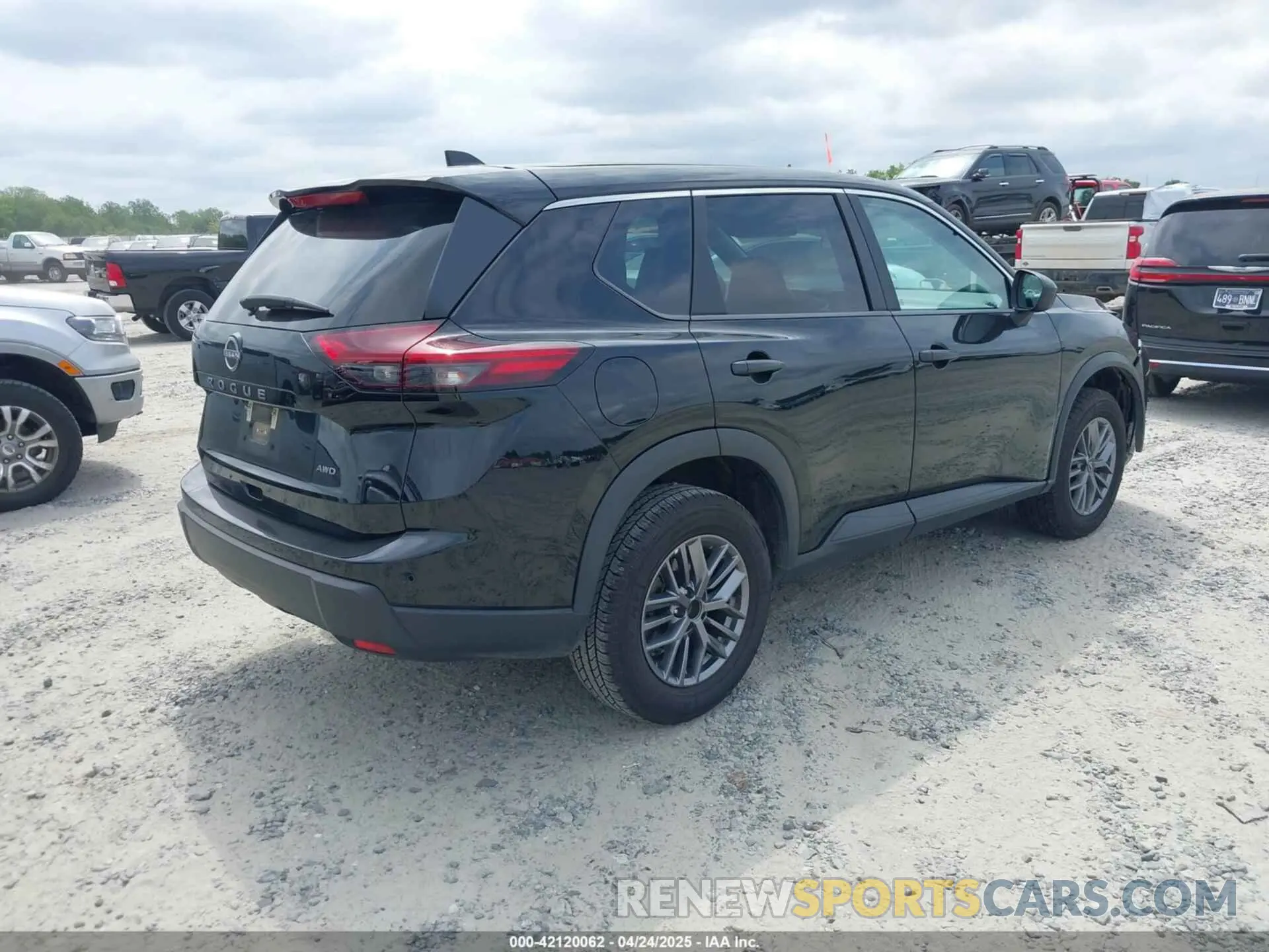 4 Photograph of a damaged car 5N1BT3AB4RC682325 NISSAN ROGUE 2024