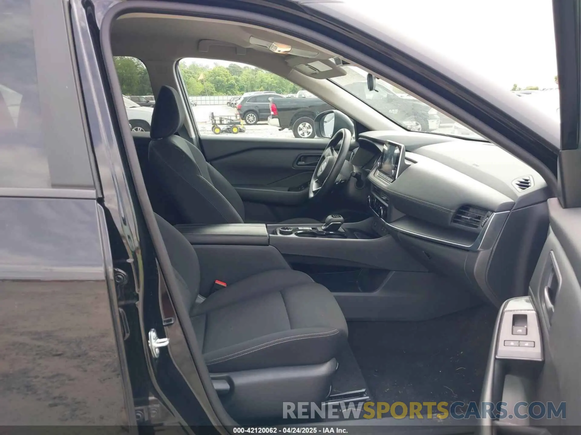 5 Photograph of a damaged car 5N1BT3AB4RC682325 NISSAN ROGUE 2024