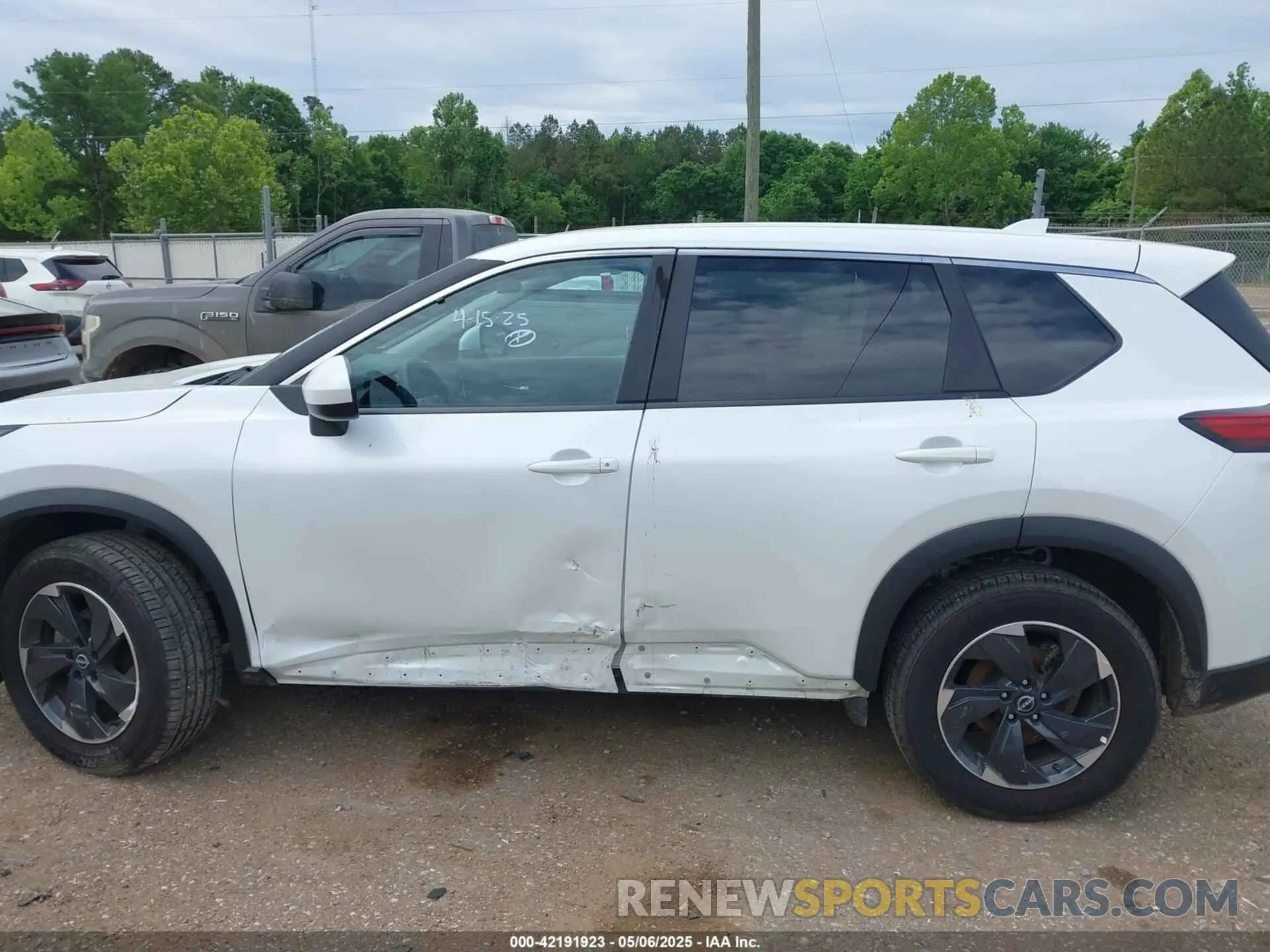 15 Photograph of a damaged car 5N1BT3BB4RC692397 NISSAN ROGUE 2024