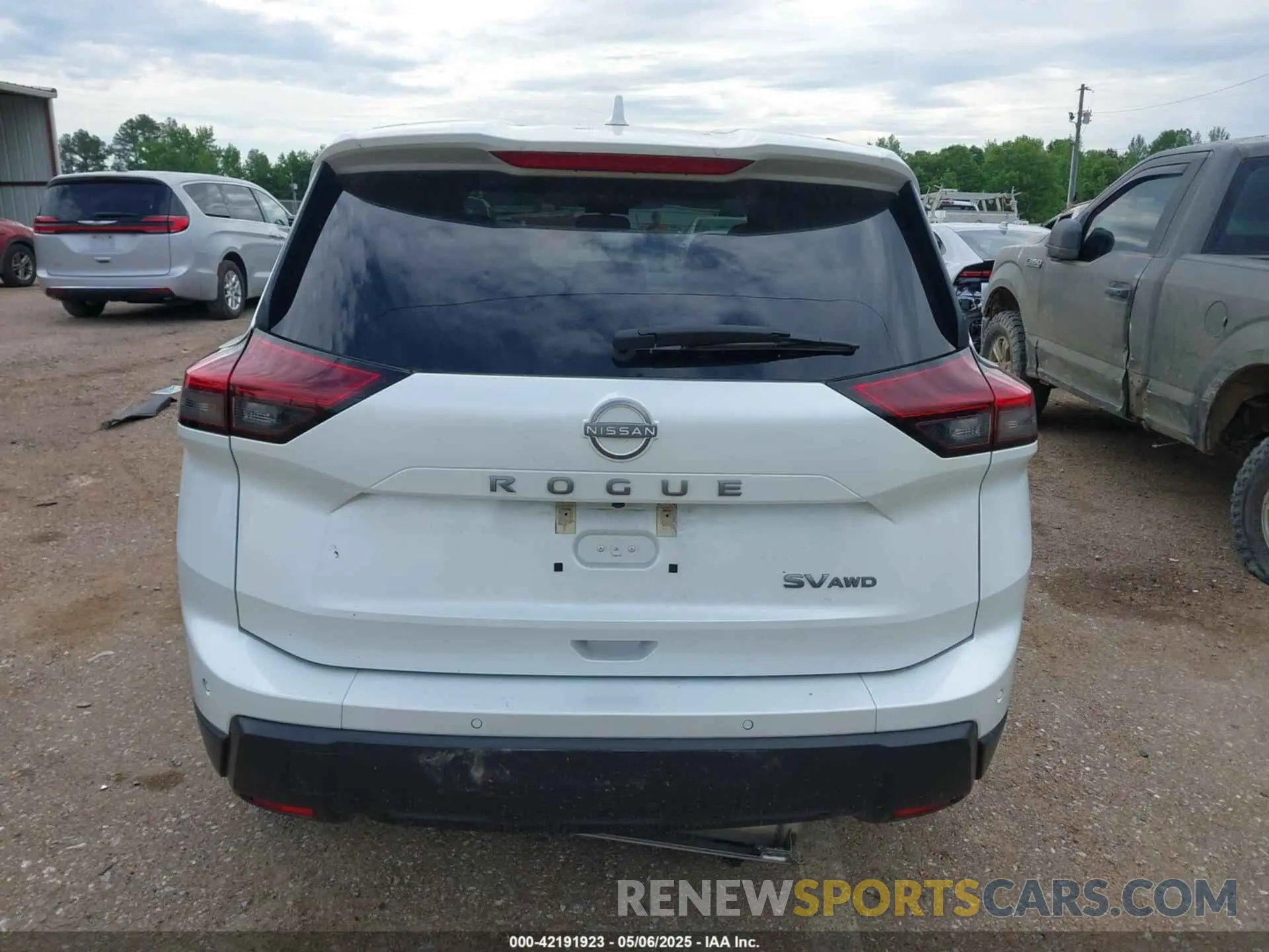 17 Photograph of a damaged car 5N1BT3BB4RC692397 NISSAN ROGUE 2024