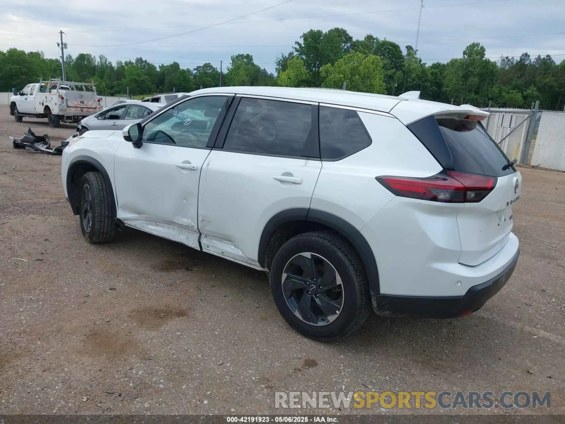 3 Photograph of a damaged car 5N1BT3BB4RC692397 NISSAN ROGUE 2024