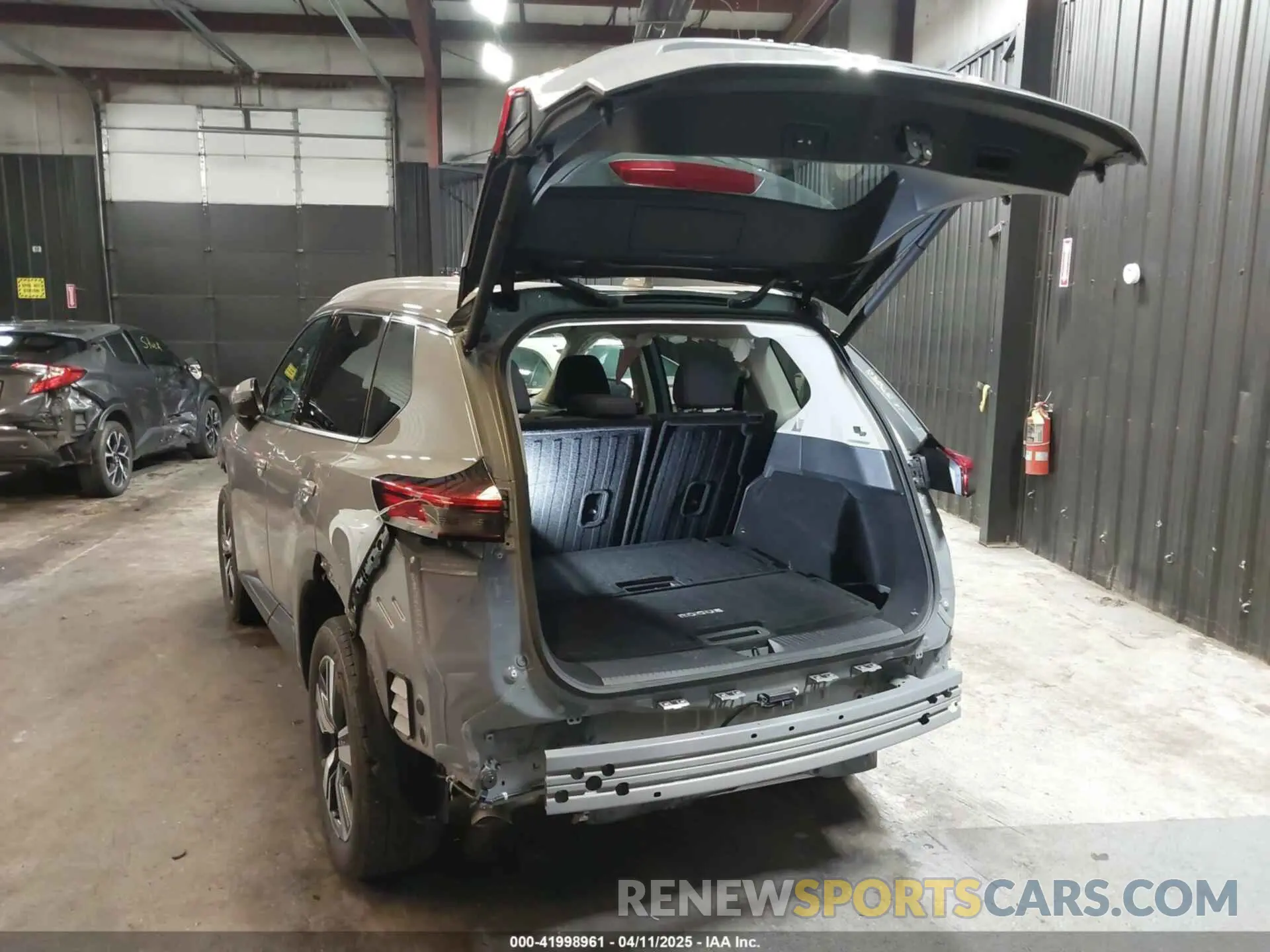 3 Photograph of a damaged car 5N1BT3CB7RC685572 NISSAN ROGUE 2024