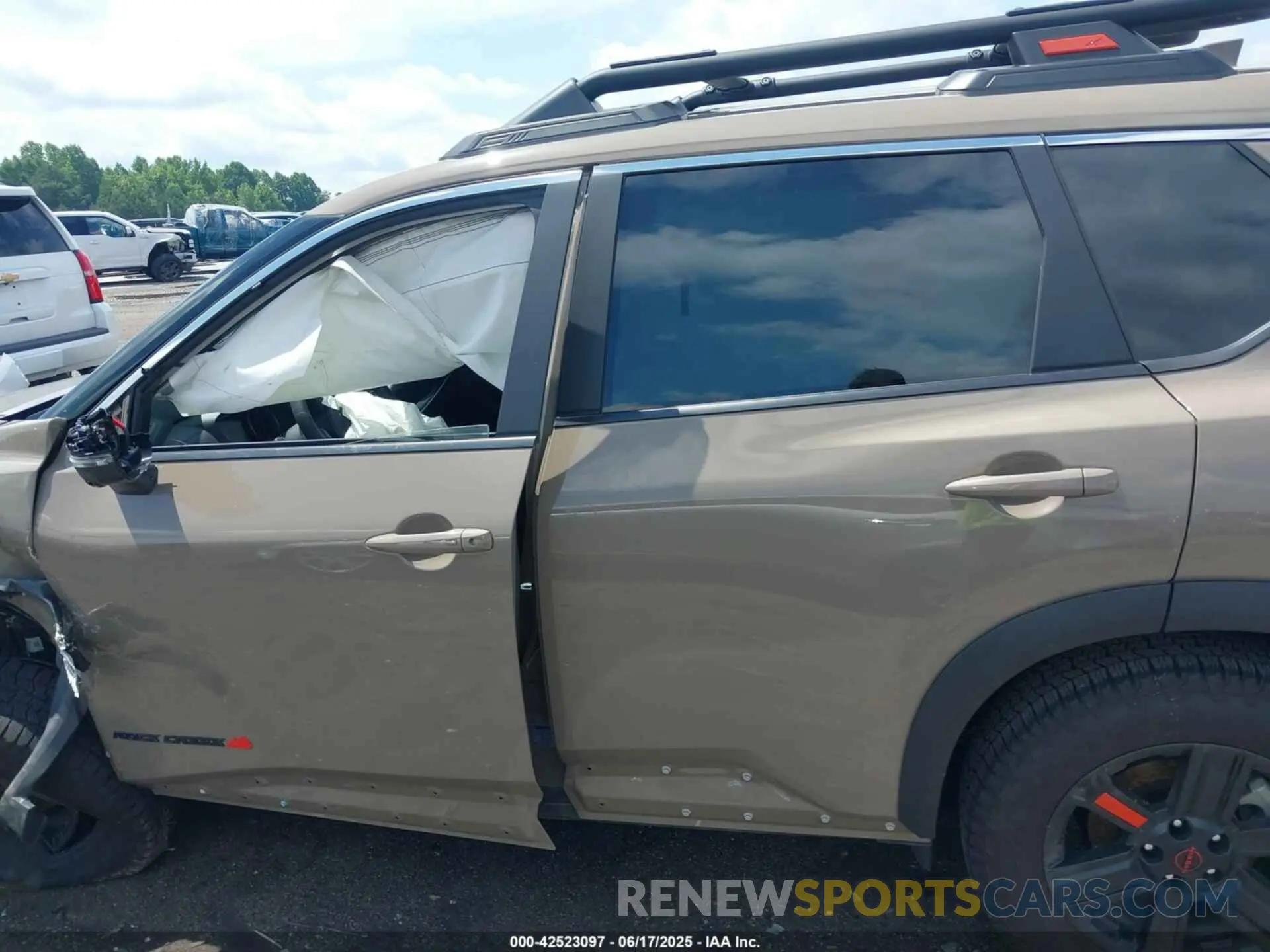 14 Photograph of a damaged car 5N1BT3BB0SC798223 NISSAN ROGUE 2025