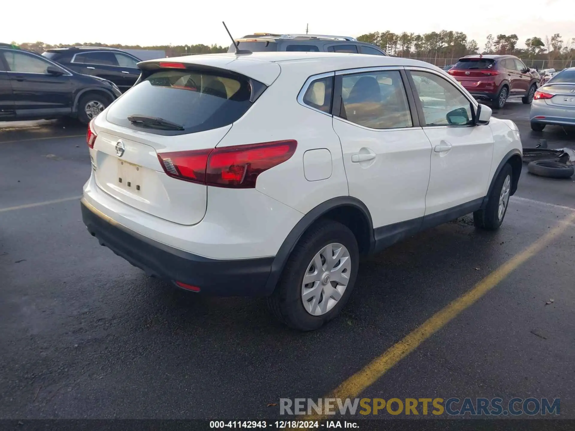 4 Photograph of a damaged car JN1BJ1CP0KW236090 NISSAN ROGUE SPORT 2019