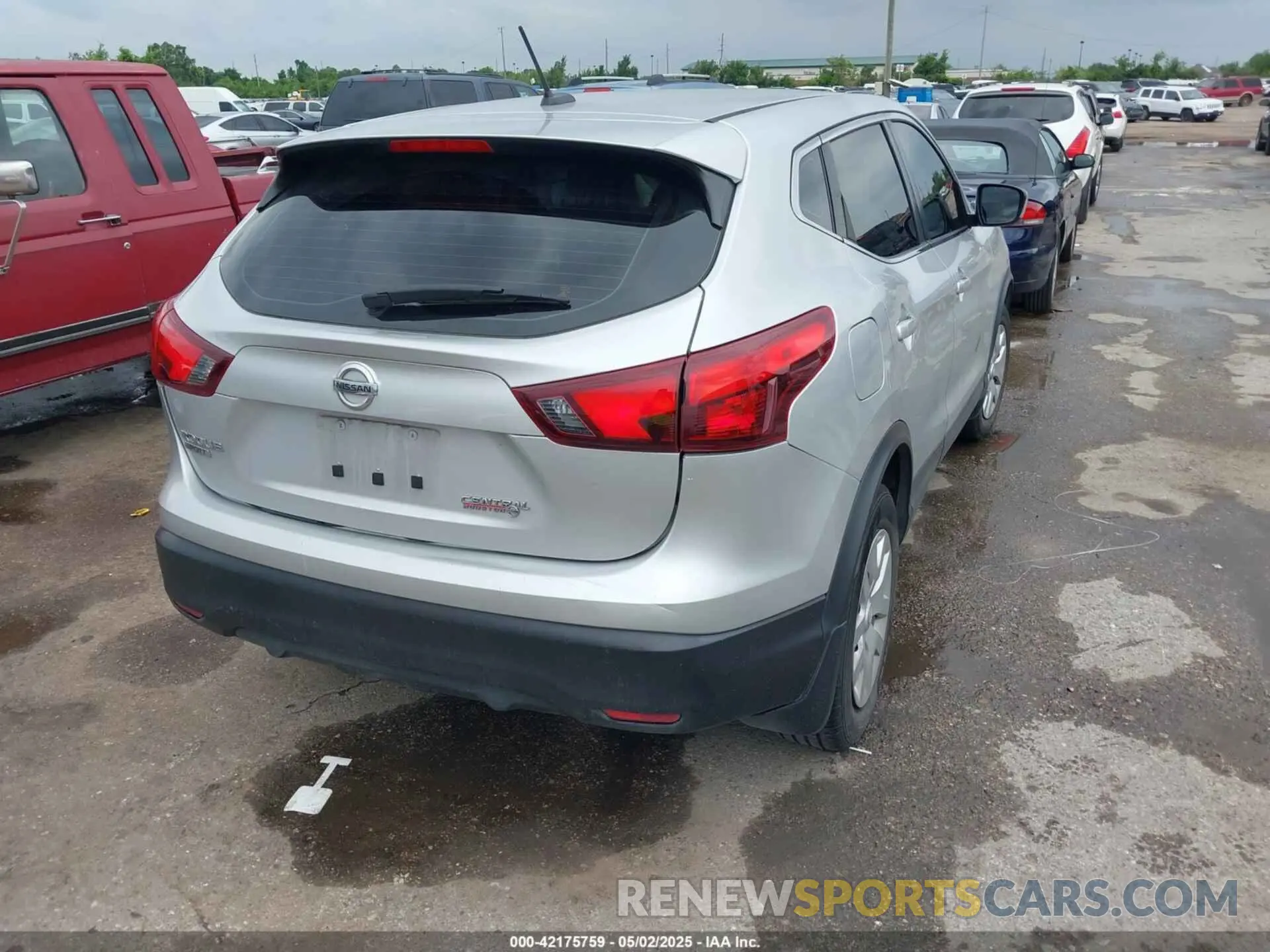 4 Photograph of a damaged car JN1BJ1CP1KW241766 NISSAN ROGUE SPORT 2019