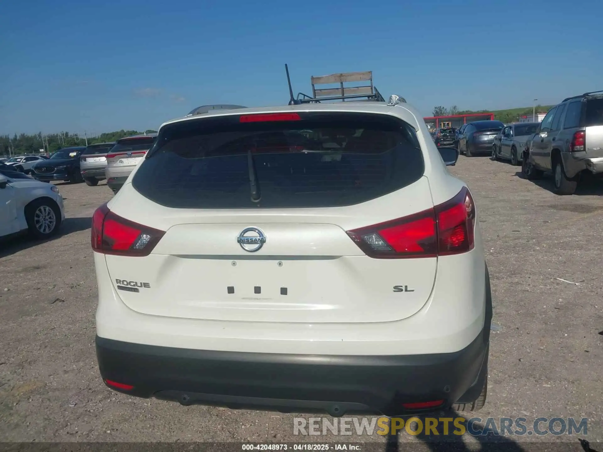 17 Photograph of a damaged car JN1BJ1CP2KW525293 NISSAN ROGUE SPORT 2019