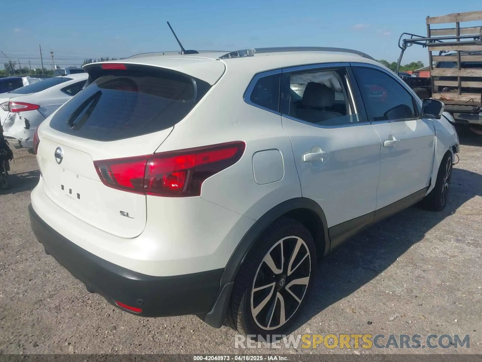 4 Photograph of a damaged car JN1BJ1CP2KW525293 NISSAN ROGUE SPORT 2019