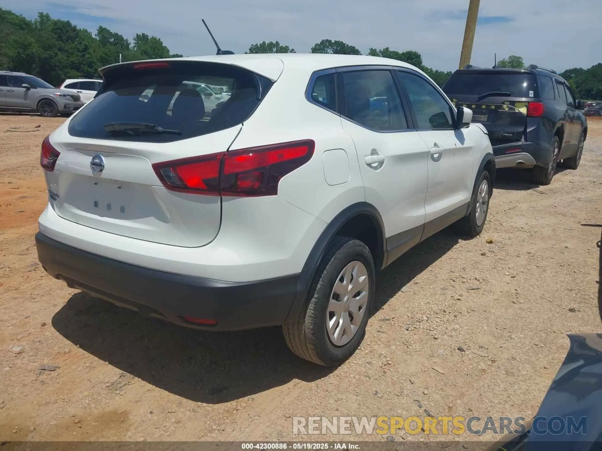 4 Photograph of a damaged car JN1BJ1CP5KW240376 NISSAN ROGUE SPORT 2019
