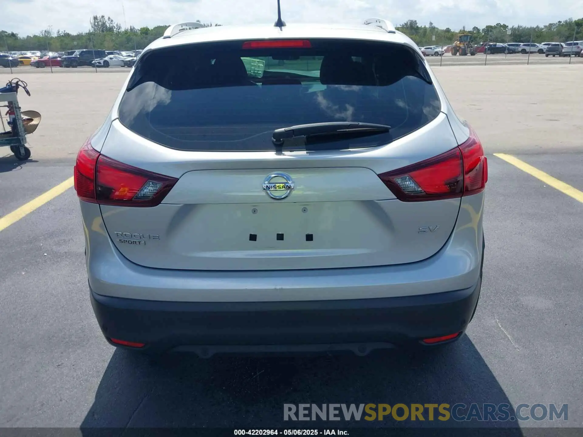 17 Photograph of a damaged car JN1BJ1CP5KW522596 NISSAN ROGUE SPORT 2019