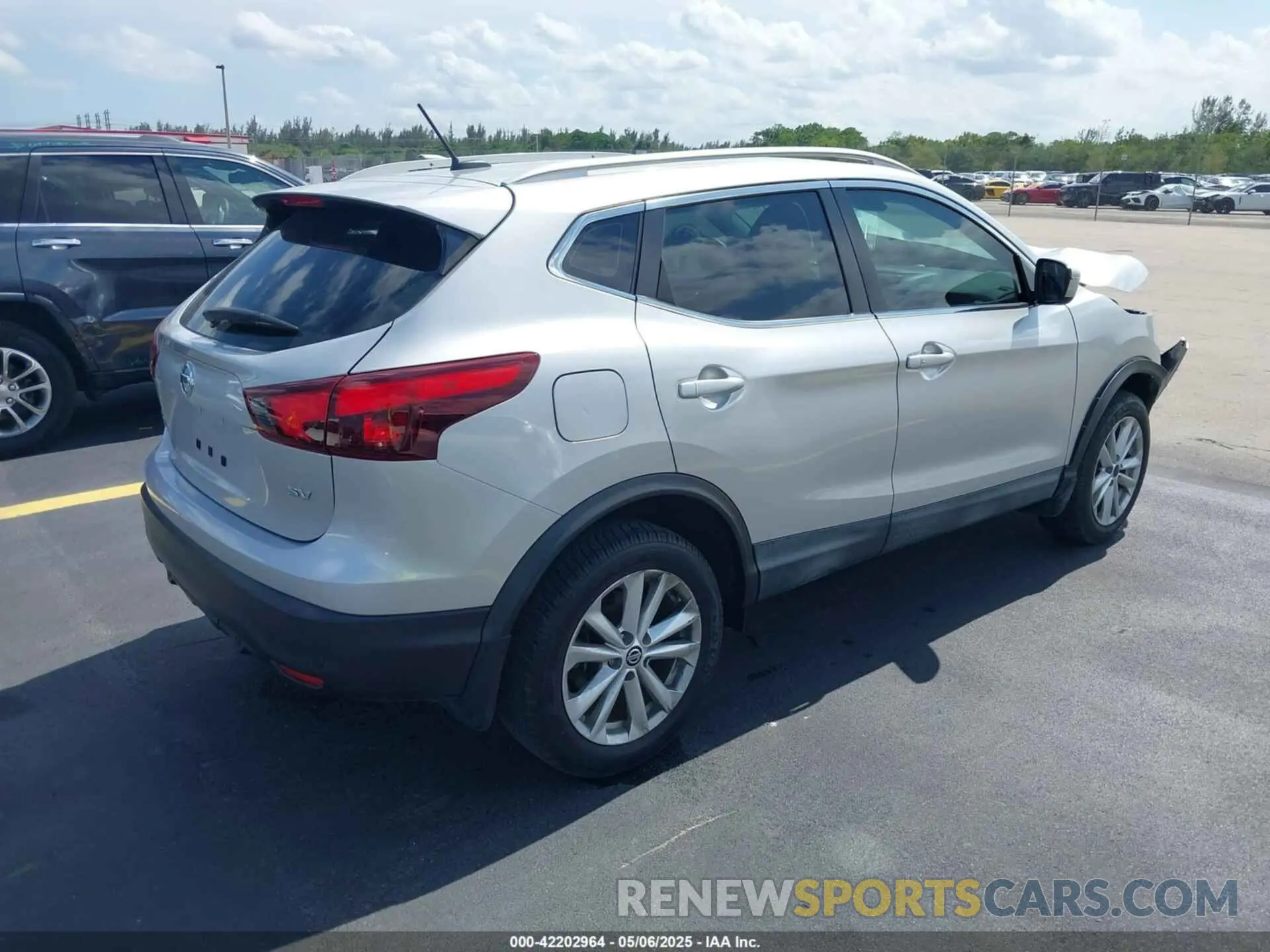 4 Photograph of a damaged car JN1BJ1CP5KW522596 NISSAN ROGUE SPORT 2019
