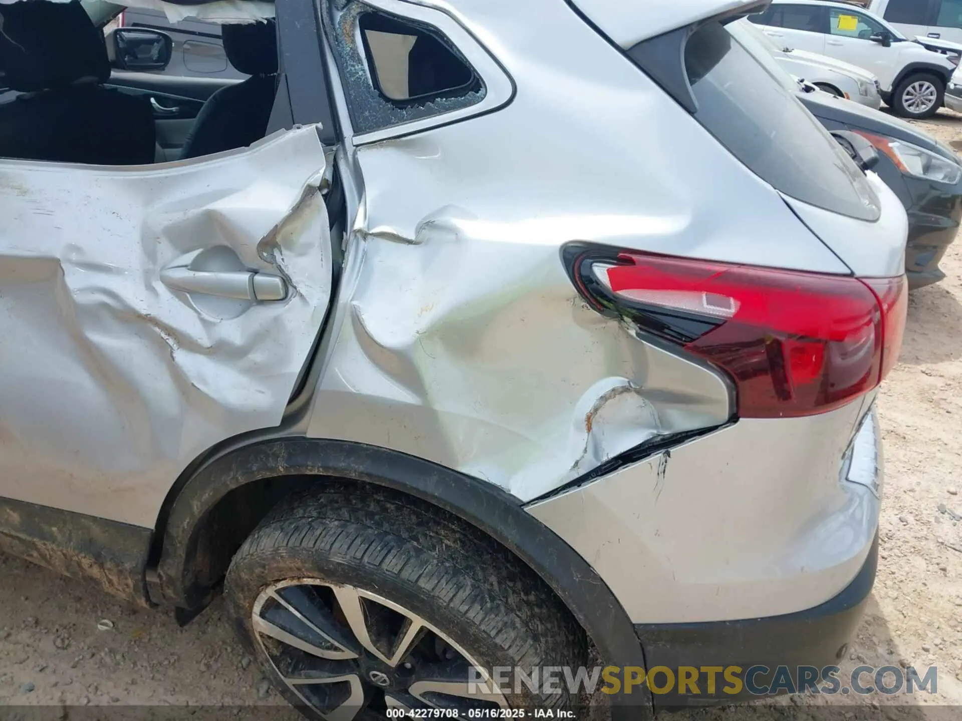 13 Photograph of a damaged car JN1BJ1CP5KW528298 NISSAN ROGUE SPORT 2019