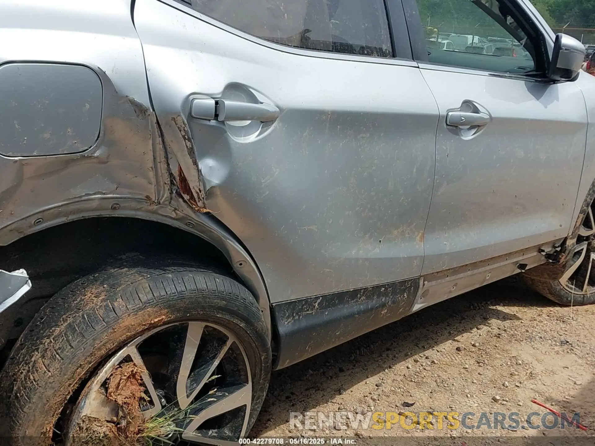 16 Photograph of a damaged car JN1BJ1CP5KW528298 NISSAN ROGUE SPORT 2019