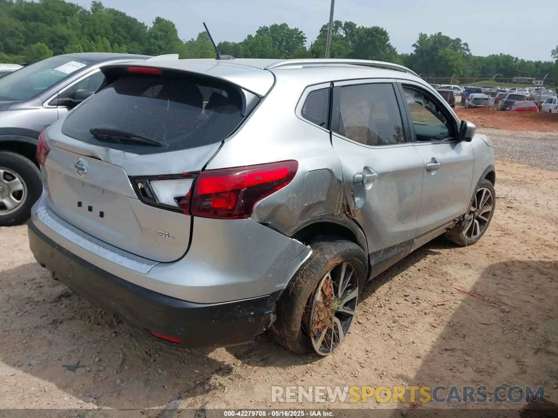 4 Photograph of a damaged car JN1BJ1CP5KW528298 NISSAN ROGUE SPORT 2019