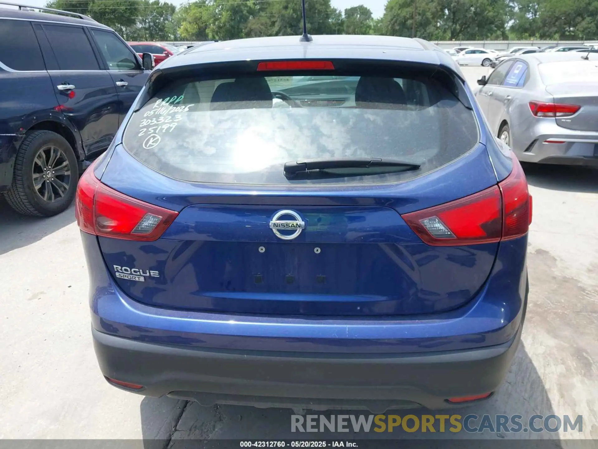 17 Photograph of a damaged car JN1BJ1CP7KW236524 NISSAN ROGUE SPORT 2019