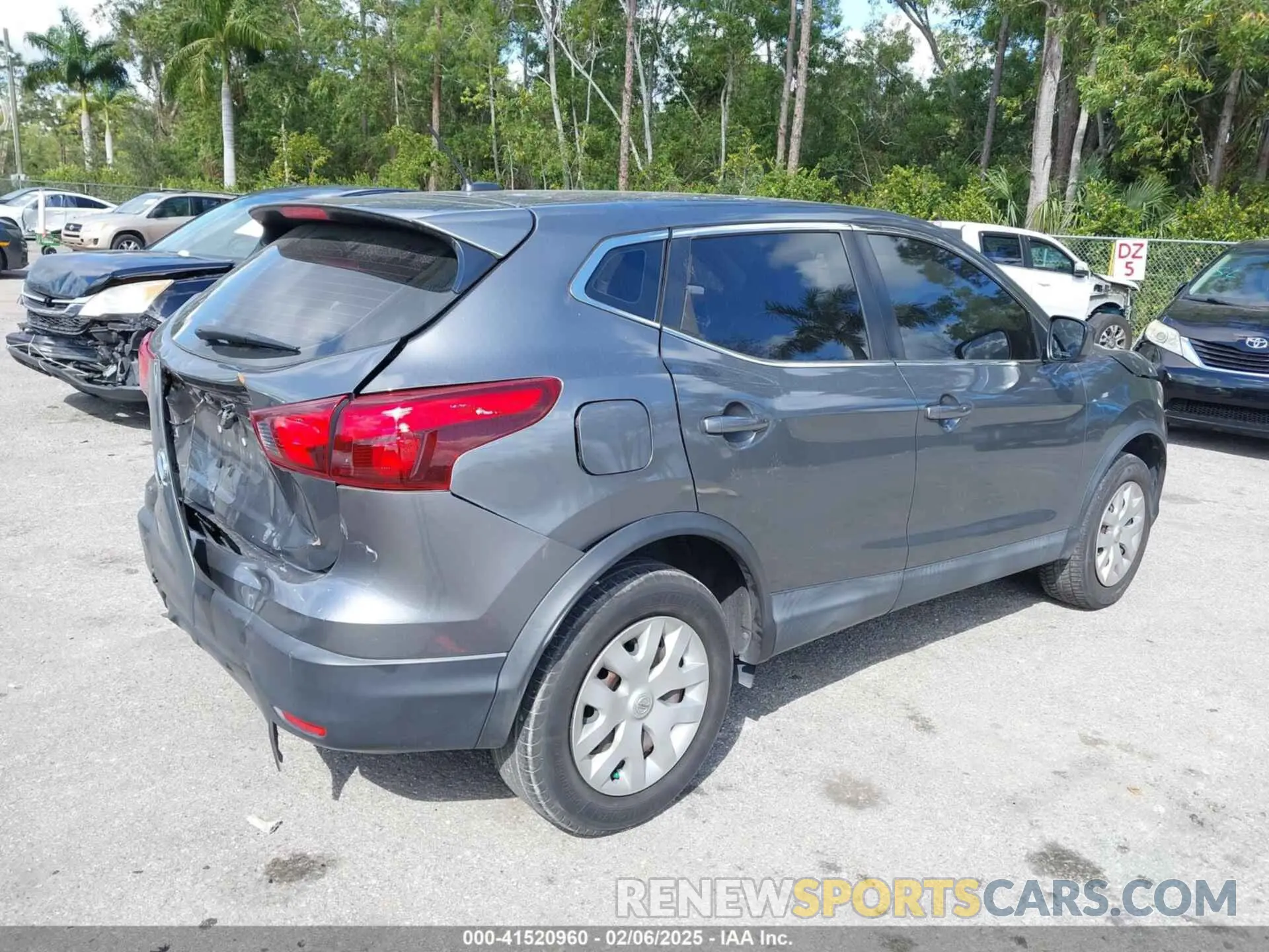 4 Photograph of a damaged car JN1BJ1CP8KW217691 NISSAN ROGUE SPORT 2019