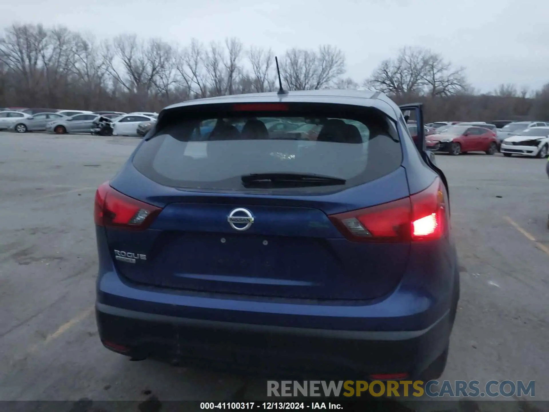 17 Photograph of a damaged car JN1BJ1CP8KW221711 NISSAN ROGUE SPORT 2019