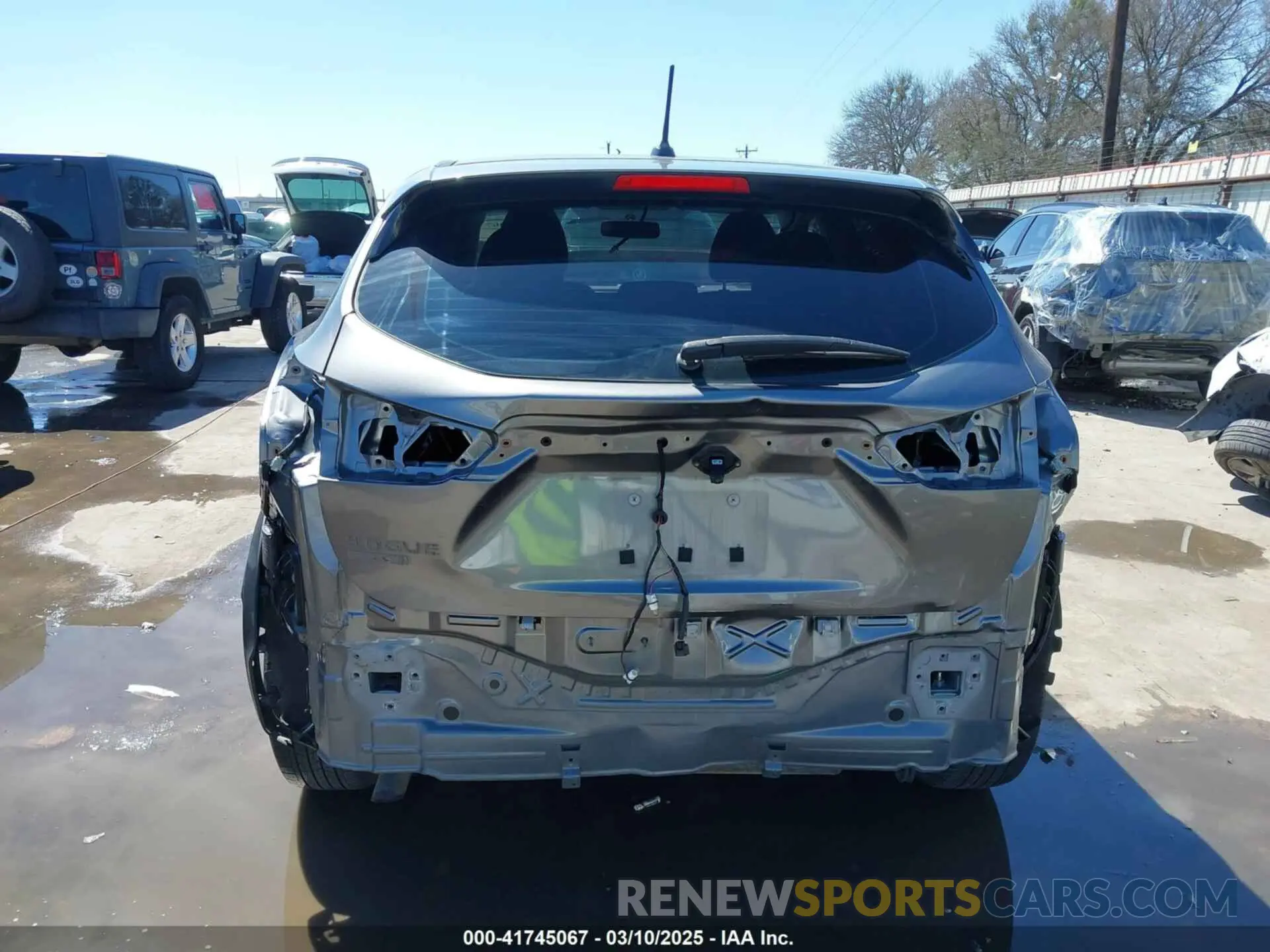 17 Photograph of a damaged car JN1BJ1CP8KW236905 NISSAN ROGUE SPORT 2019