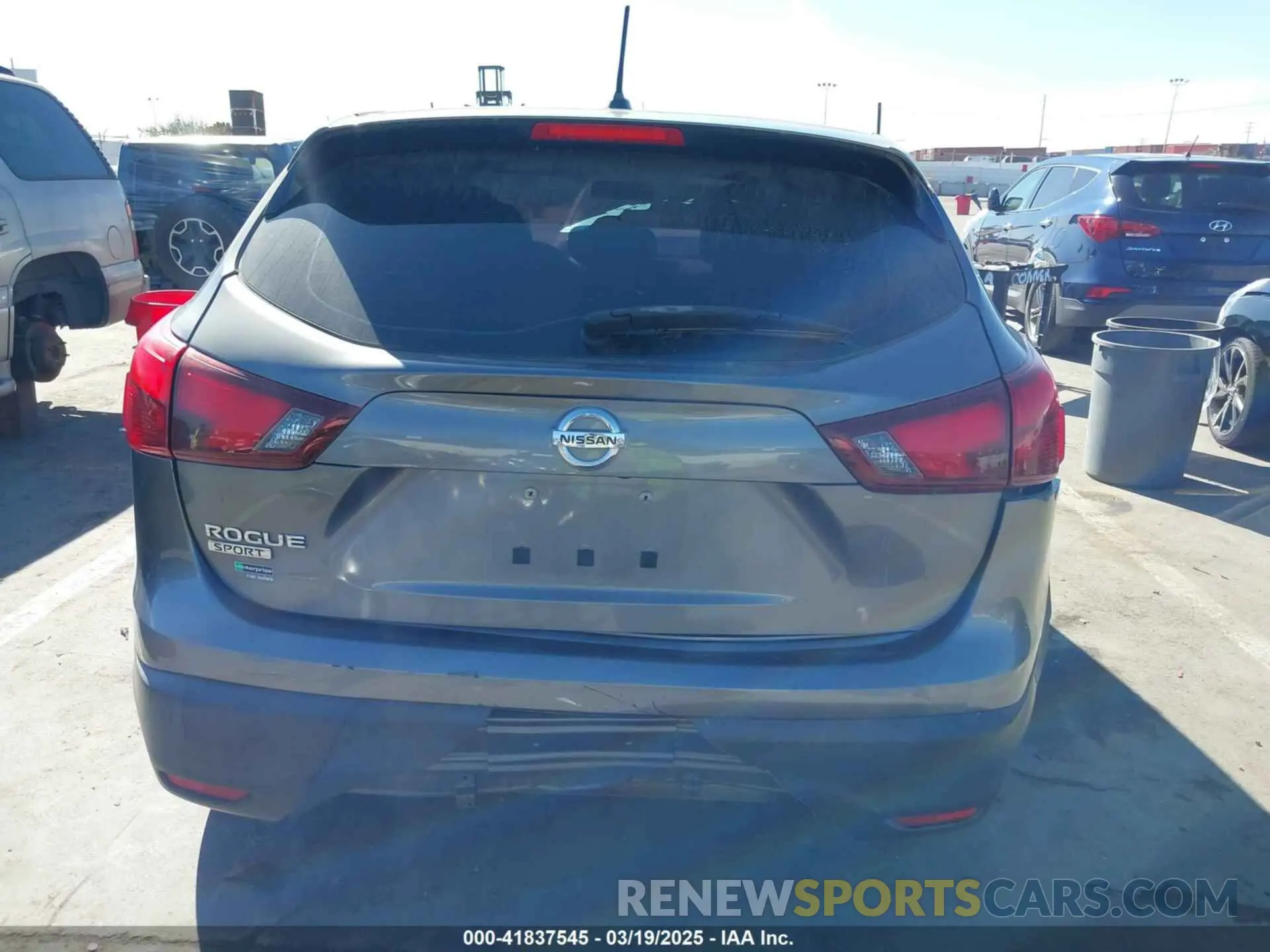 17 Photograph of a damaged car JN1BJ1CP8KW521247 NISSAN ROGUE SPORT 2019