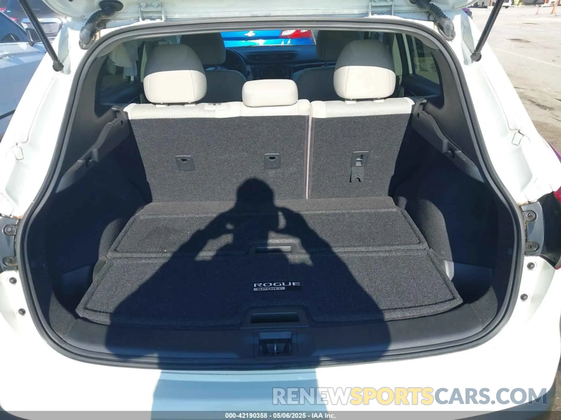 18 Photograph of a damaged car JN1BJ1CP9KW528885 NISSAN ROGUE SPORT 2019