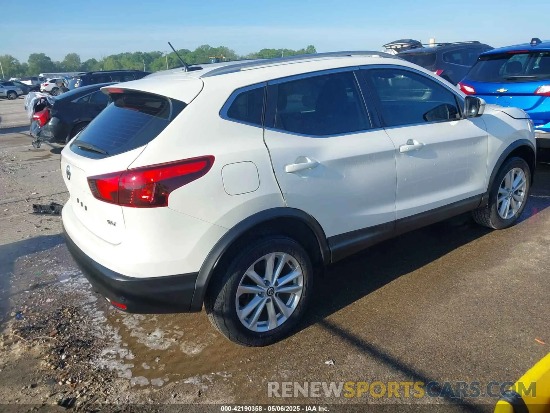 4 Photograph of a damaged car JN1BJ1CP9KW528885 NISSAN ROGUE SPORT 2019