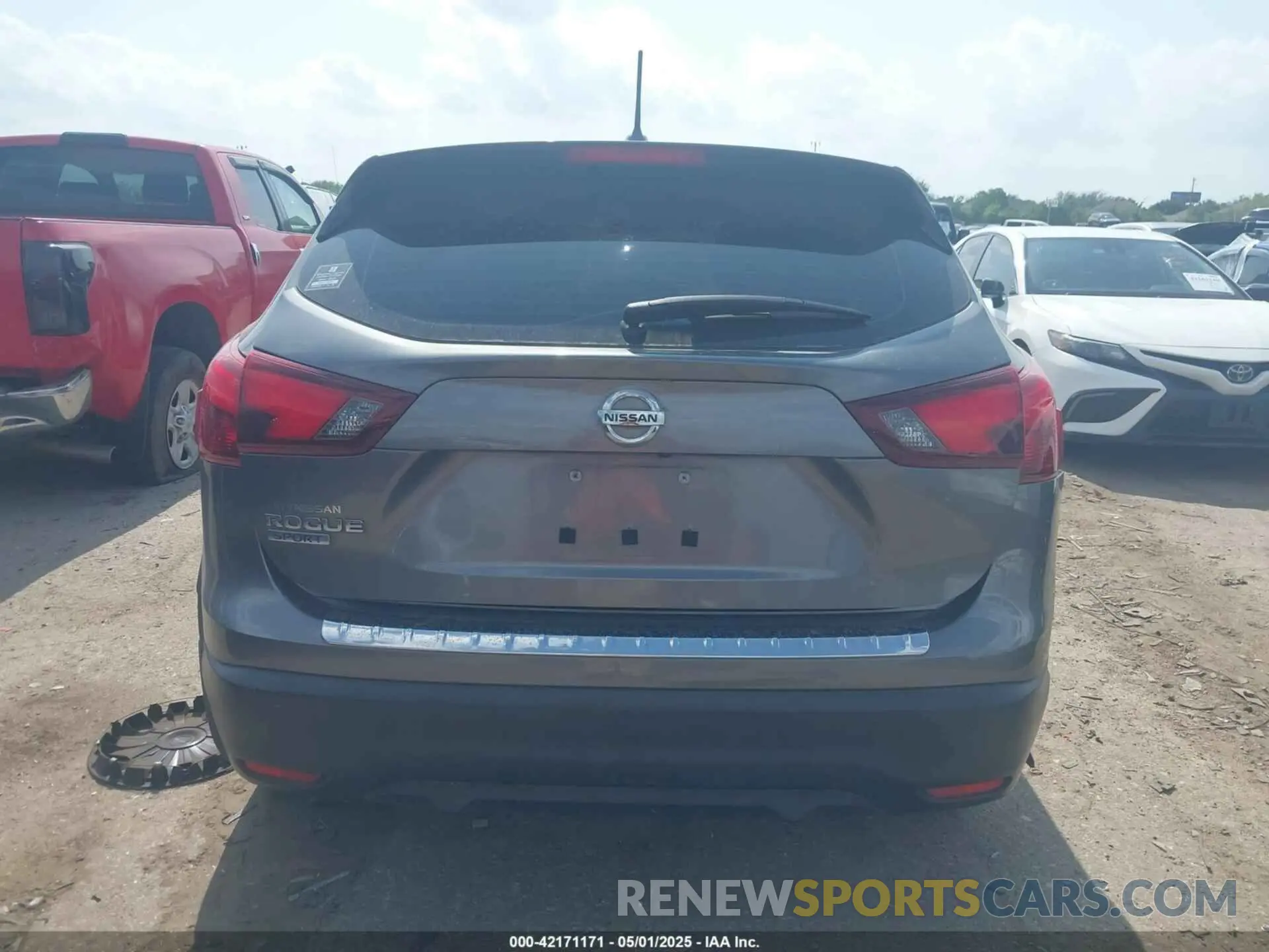 16 Photograph of a damaged car JN1BJ1CP9KW530345 NISSAN ROGUE SPORT 2019
