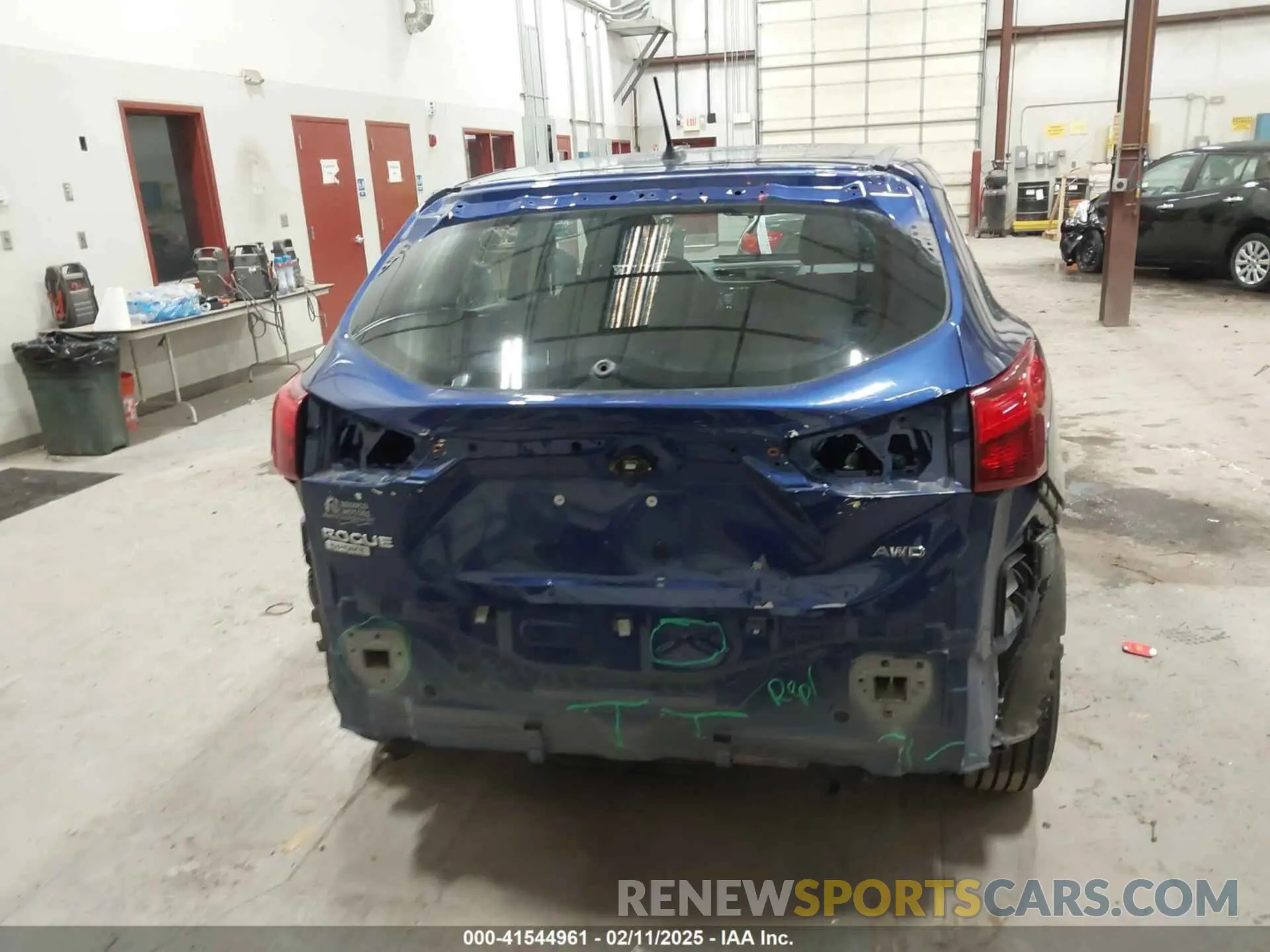 17 Photograph of a damaged car JN1BJ1CR0KW331105 NISSAN ROGUE SPORT 2019