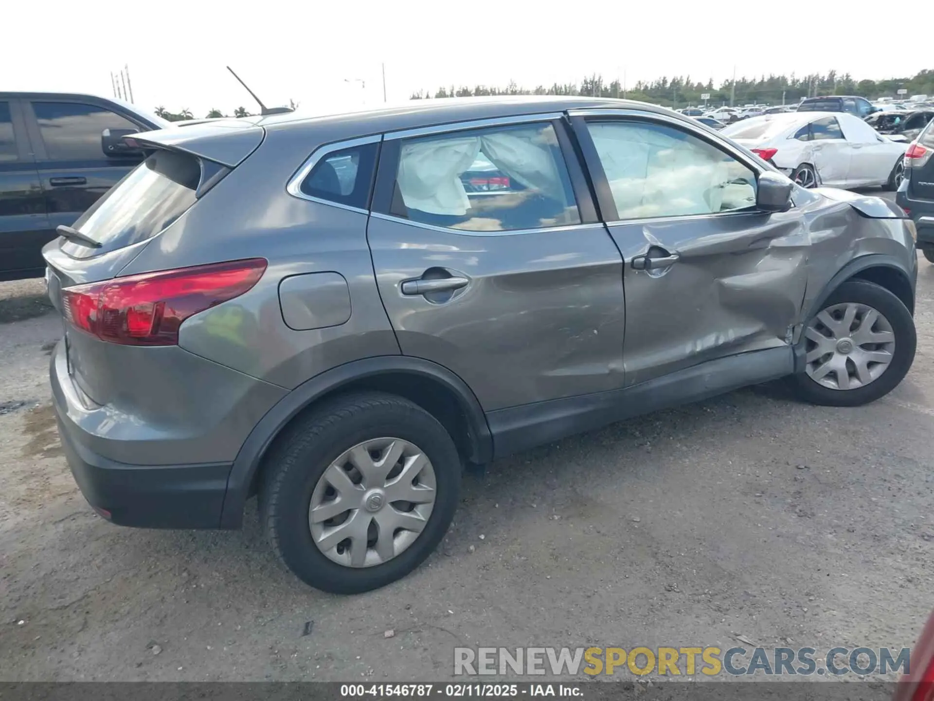 4 Photograph of a damaged car JN1BJ1CR1KW333834 NISSAN ROGUE SPORT 2019