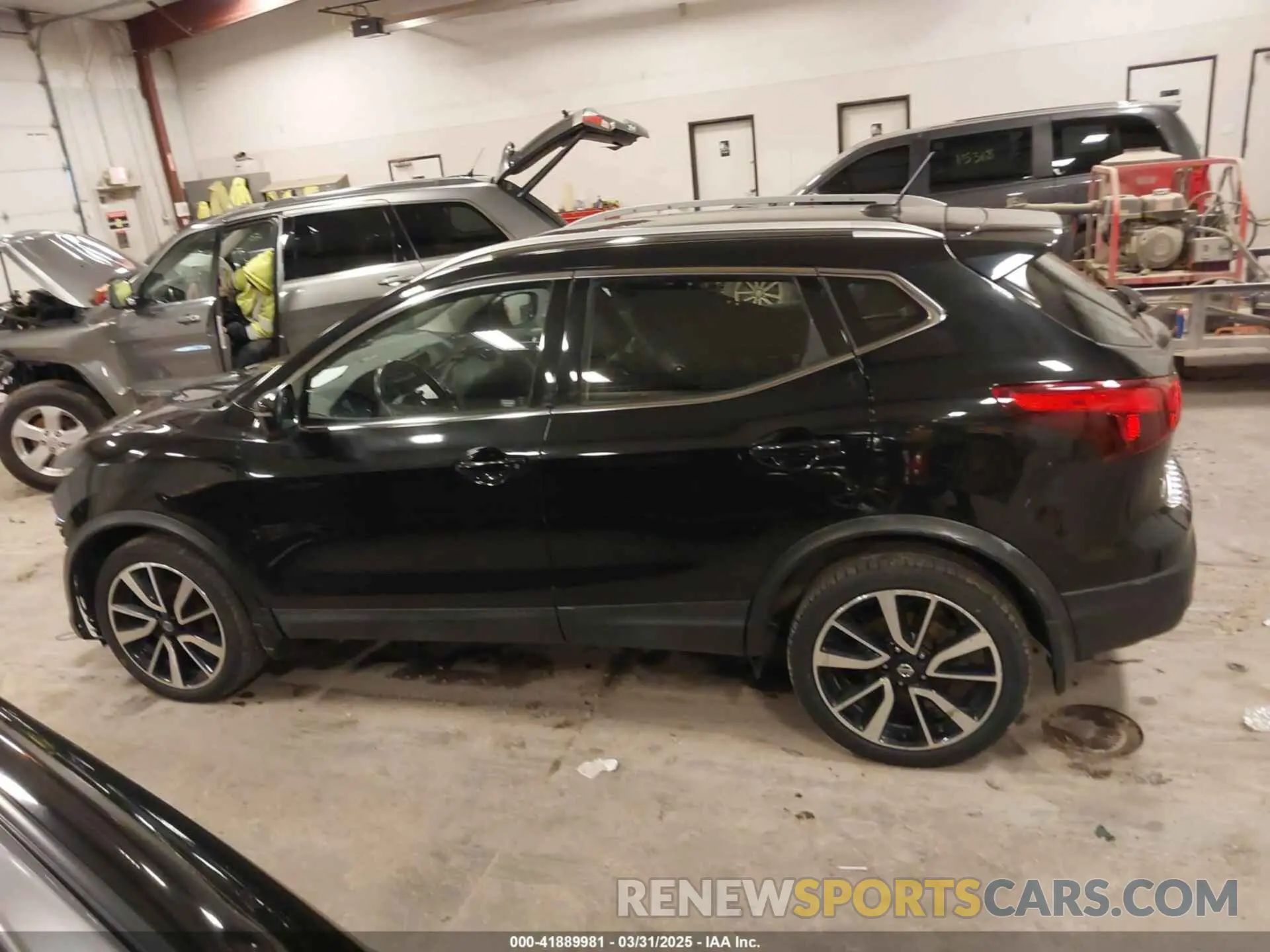 14 Photograph of a damaged car JN1BJ1CR1KW623250 NISSAN ROGUE SPORT 2019