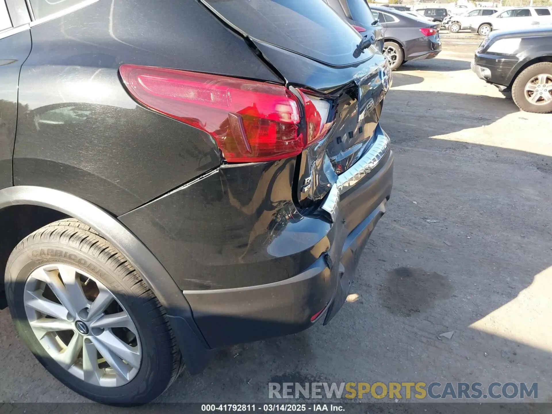 17 Photograph of a damaged car JN1BJ1CR7KW311109 NISSAN ROGUE SPORT 2019