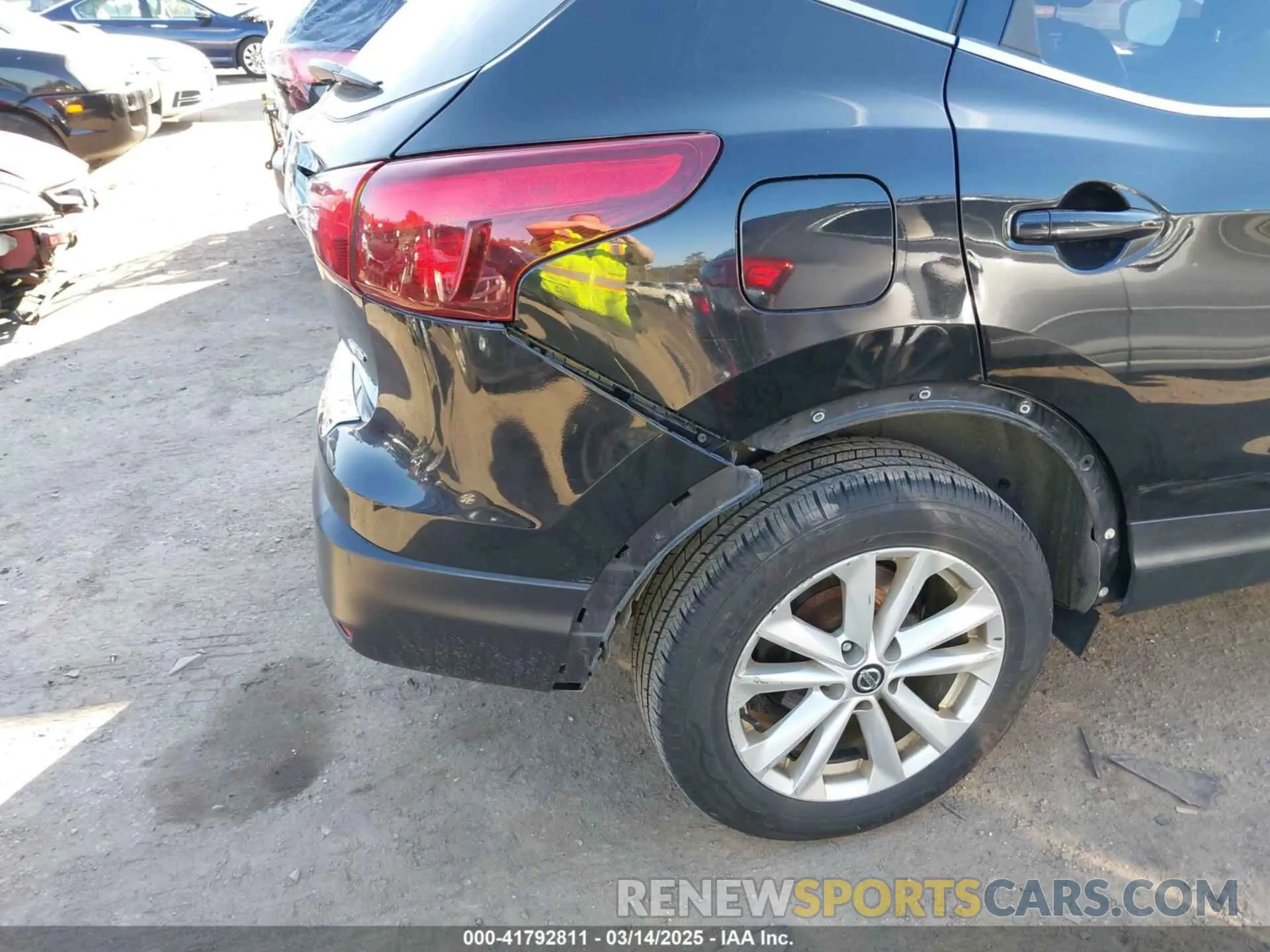 18 Photograph of a damaged car JN1BJ1CR7KW311109 NISSAN ROGUE SPORT 2019