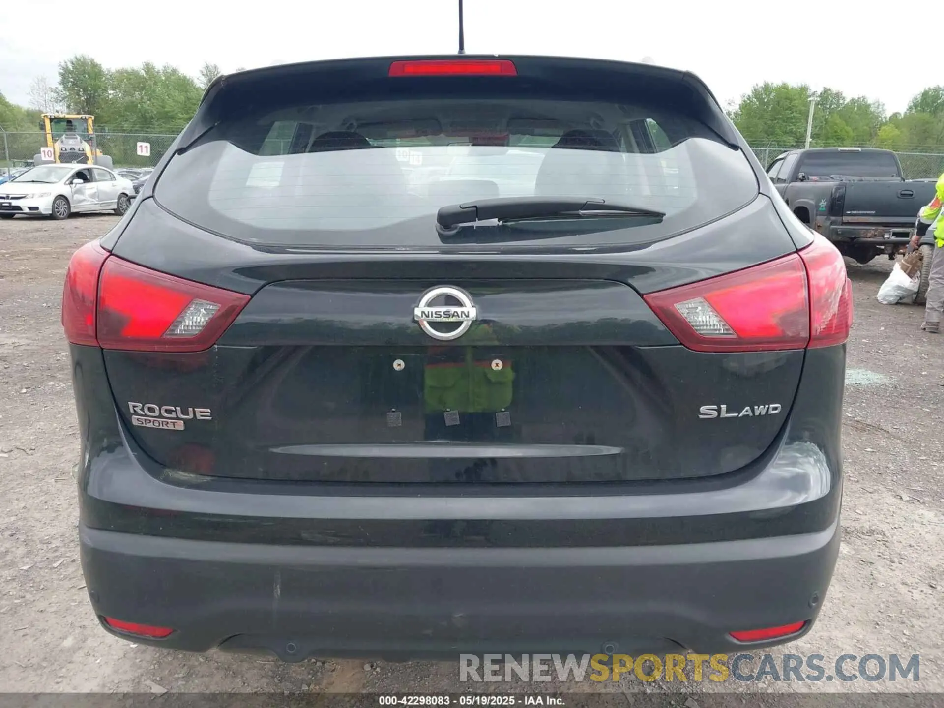 17 Photograph of a damaged car JN1BJ1CR7KW319629 NISSAN ROGUE SPORT 2019
