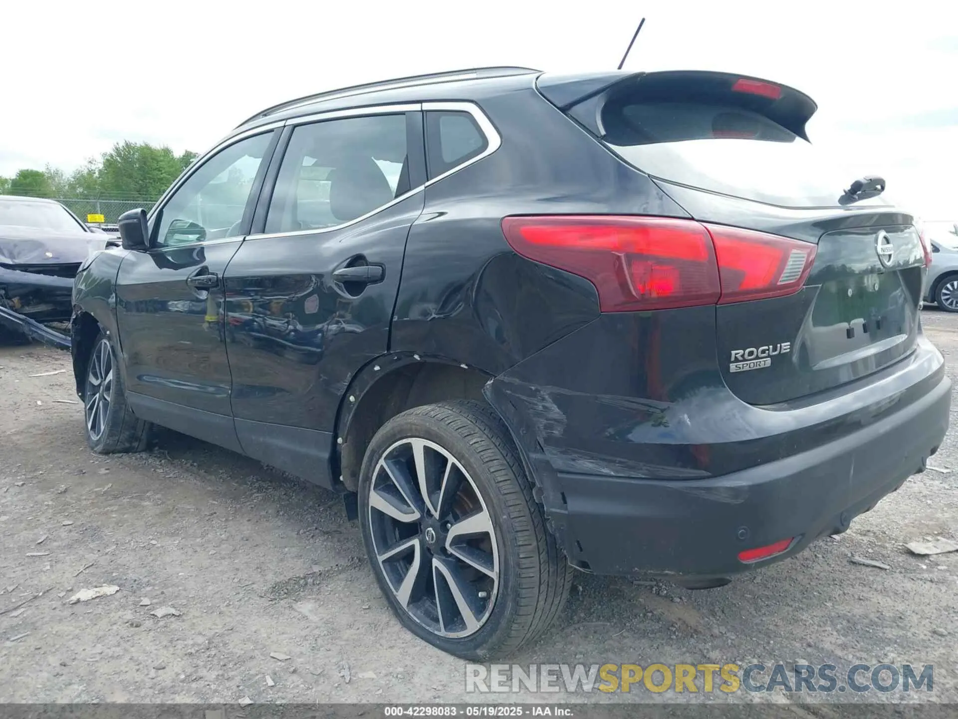 18 Photograph of a damaged car JN1BJ1CR7KW319629 NISSAN ROGUE SPORT 2019