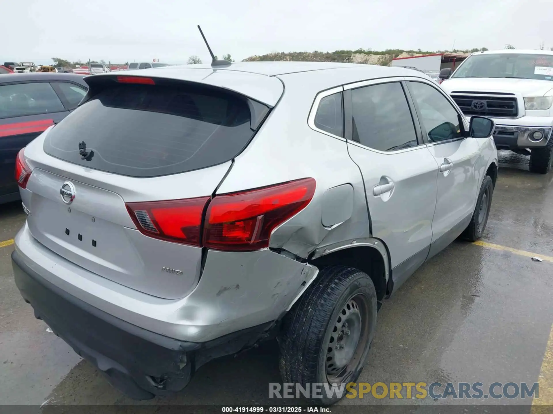 4 Photograph of a damaged car JN1BJ1CR8KW316867 NISSAN ROGUE SPORT 2019