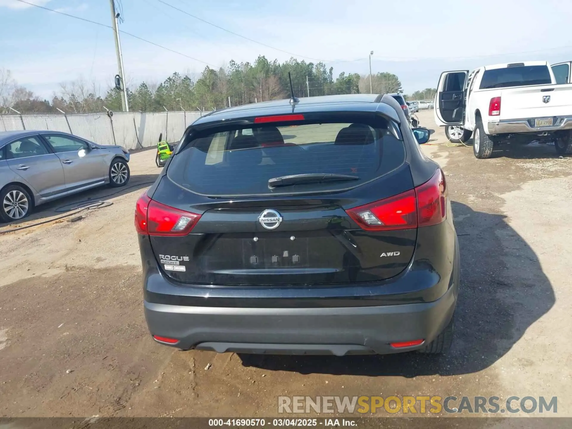 17 Photograph of a damaged car JN1BJ1CR8KW333880 NISSAN ROGUE SPORT 2019