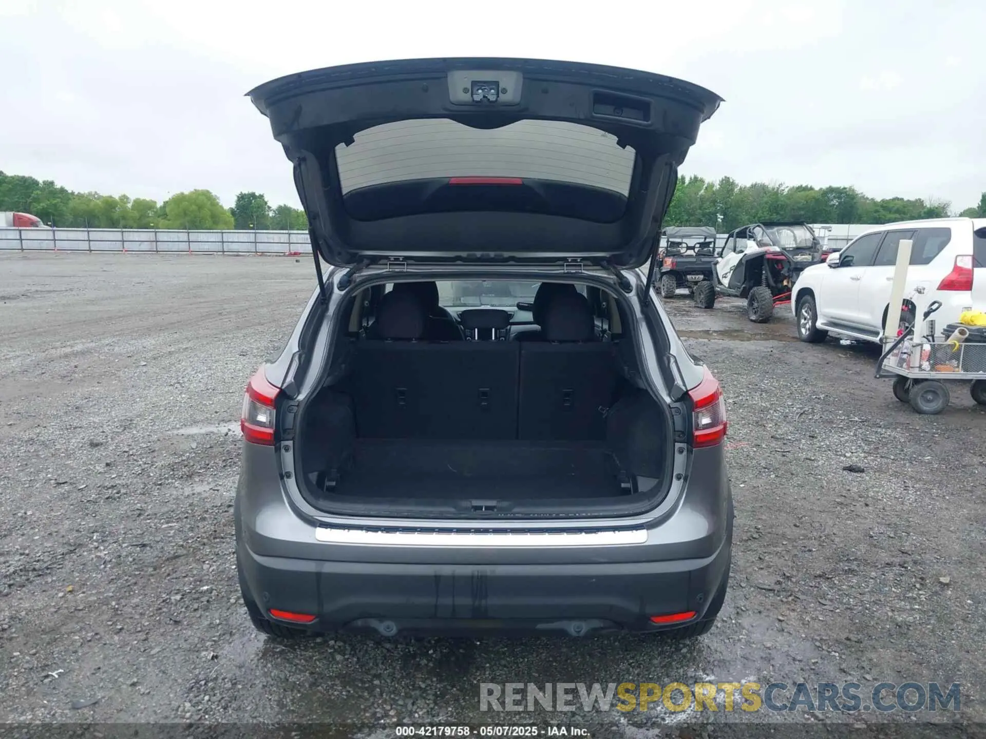 17 Photograph of a damaged car JN1BJ1CV2LW252579 NISSAN ROGUE SPORT 2020