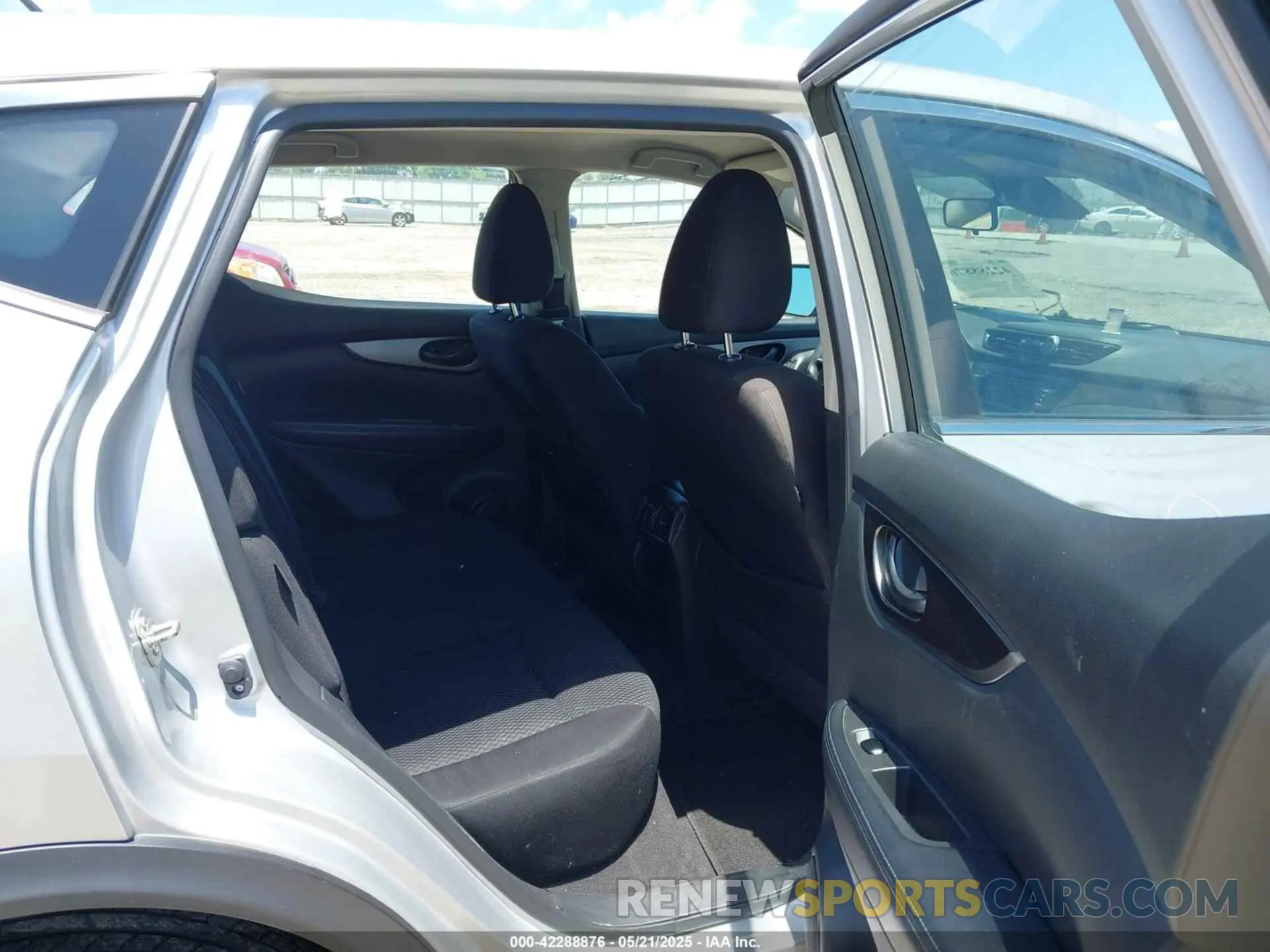 8 Photograph of a damaged car JN1BJ1CV8LW541871 NISSAN ROGUE SPORT 2020