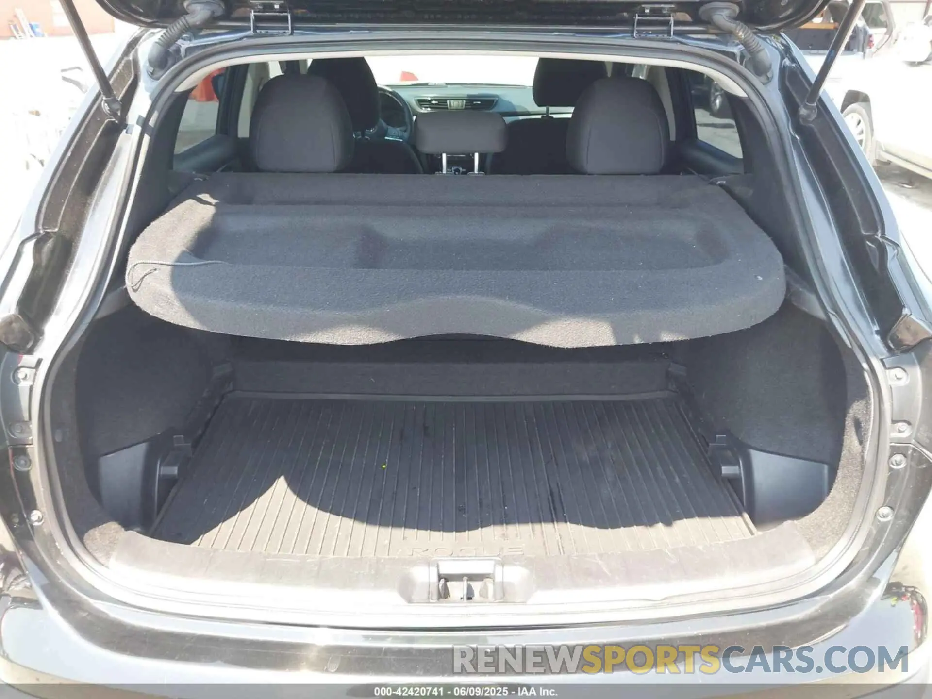 17 Photograph of a damaged car JN1BJ1CW6LW366948 NISSAN ROGUE SPORT 2020