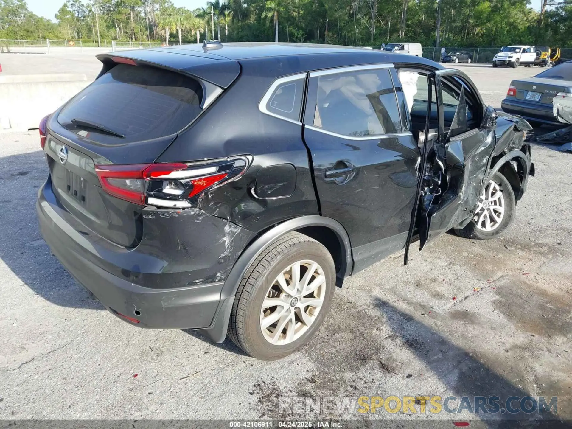 4 Photograph of a damaged car JN1BJ1AV7NW340713 NISSAN ROGUE SPORT 2022