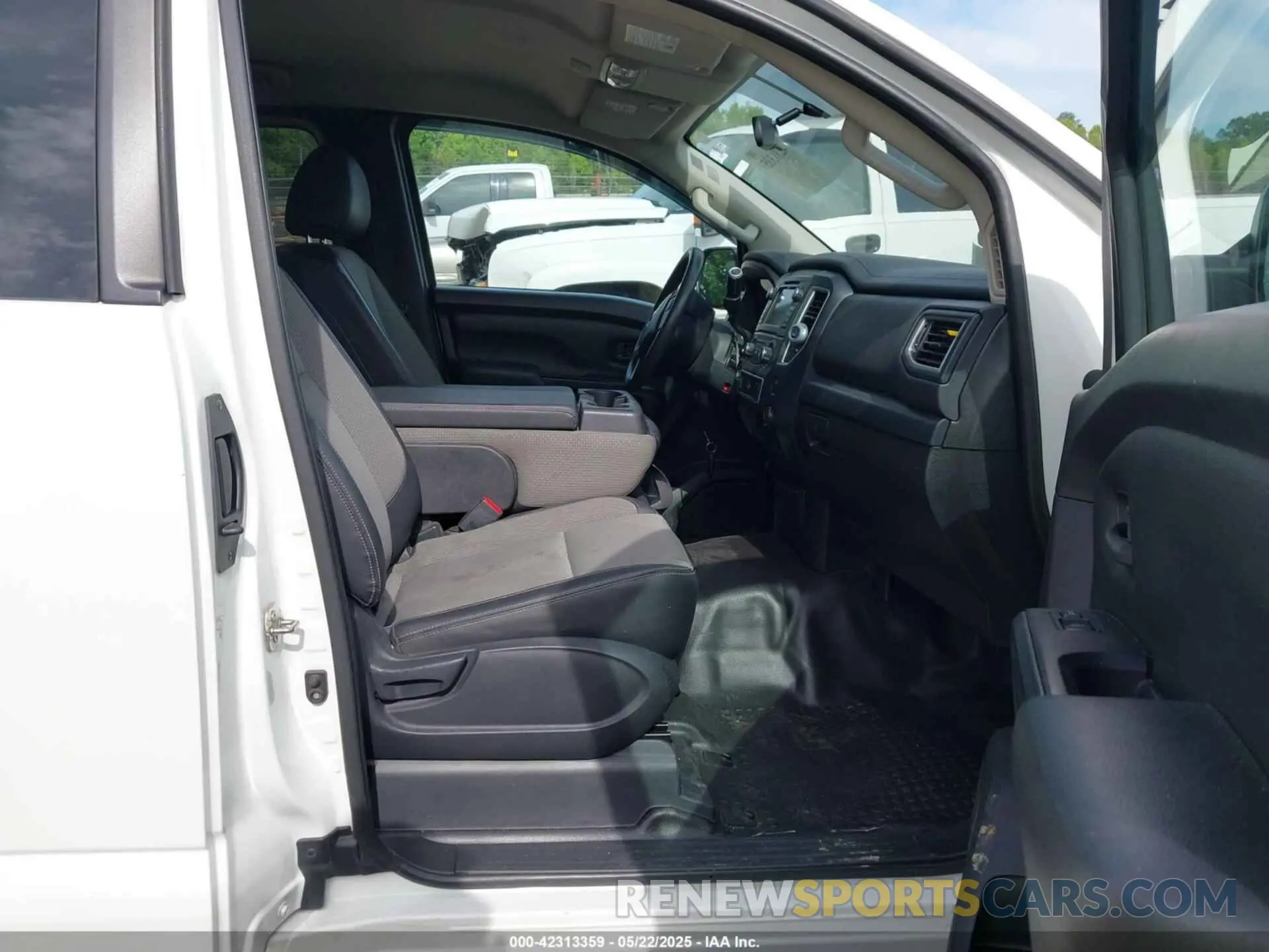 5 Photograph of a damaged car 1N6AA1CK4KN511413 NISSAN TITAN 2019