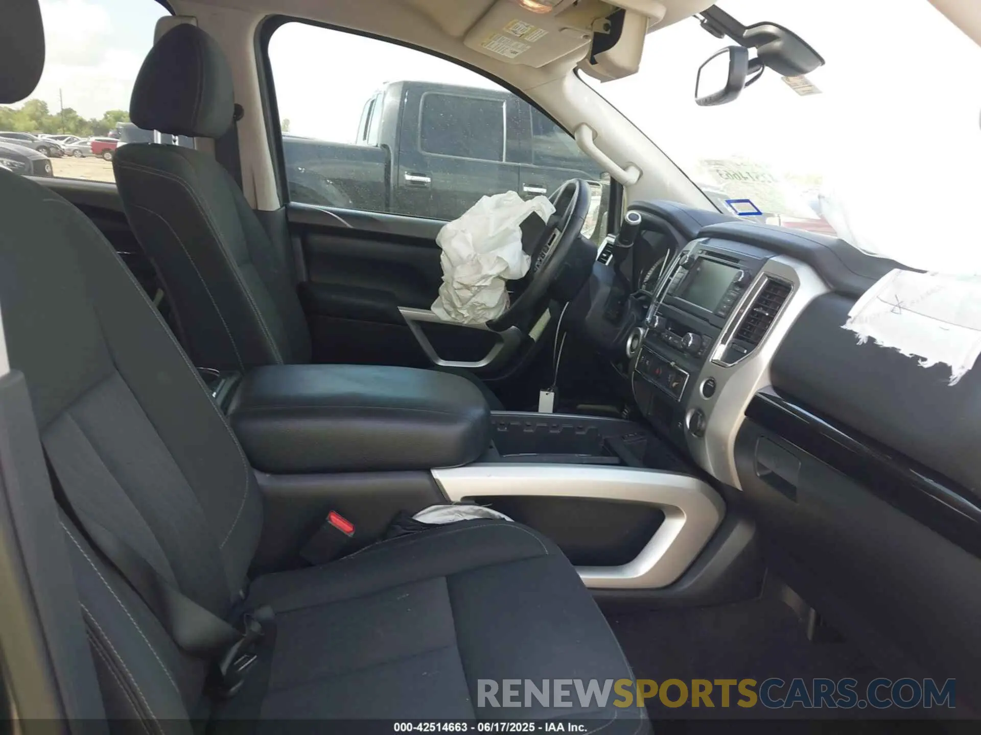 5 Photograph of a damaged car 1N6AA1E68KN525413 NISSAN TITAN 2019